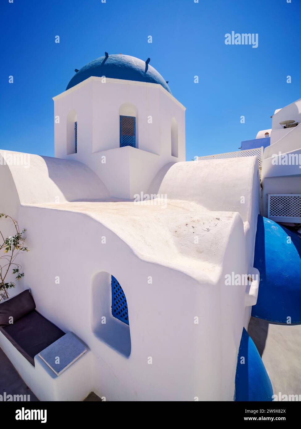 Iconiche chiese a cupola blu della Resurrezione del Signore, villaggio di Oia, Santorini o isola di Thira, Cicladi, Grecia Foto Stock