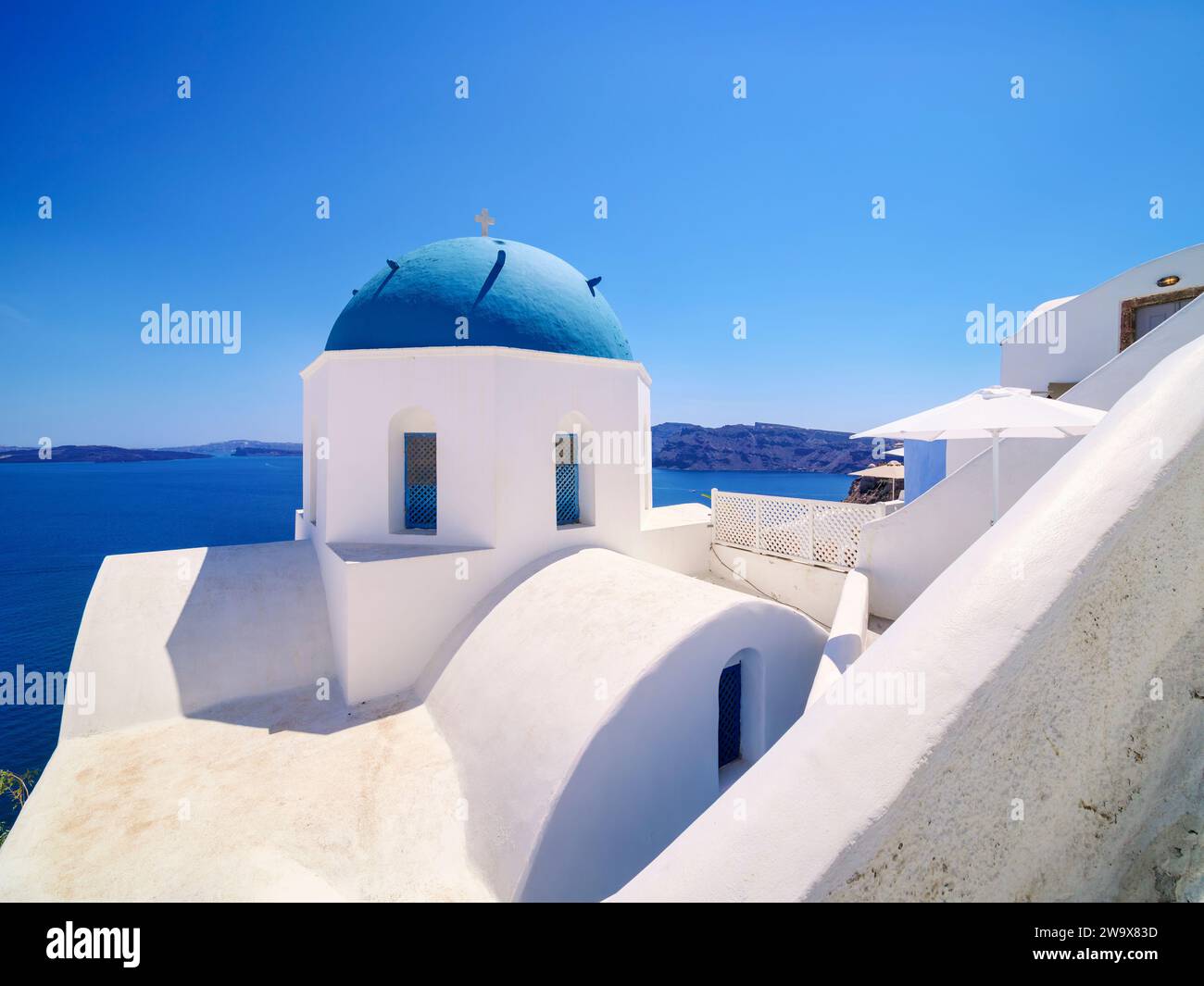 Iconiche chiese a cupola blu della Resurrezione del Signore, villaggio di Oia, Santorini o isola di Thira, Cicladi, Grecia Foto Stock