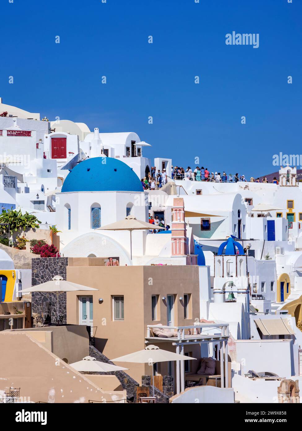 Ammira le chiese a cupola blu della Resurrezione del Signore e di San Spyridon, il villaggio di Oia, Santorini o l'isola di Thira, le Cicladi, la Grecia Foto Stock