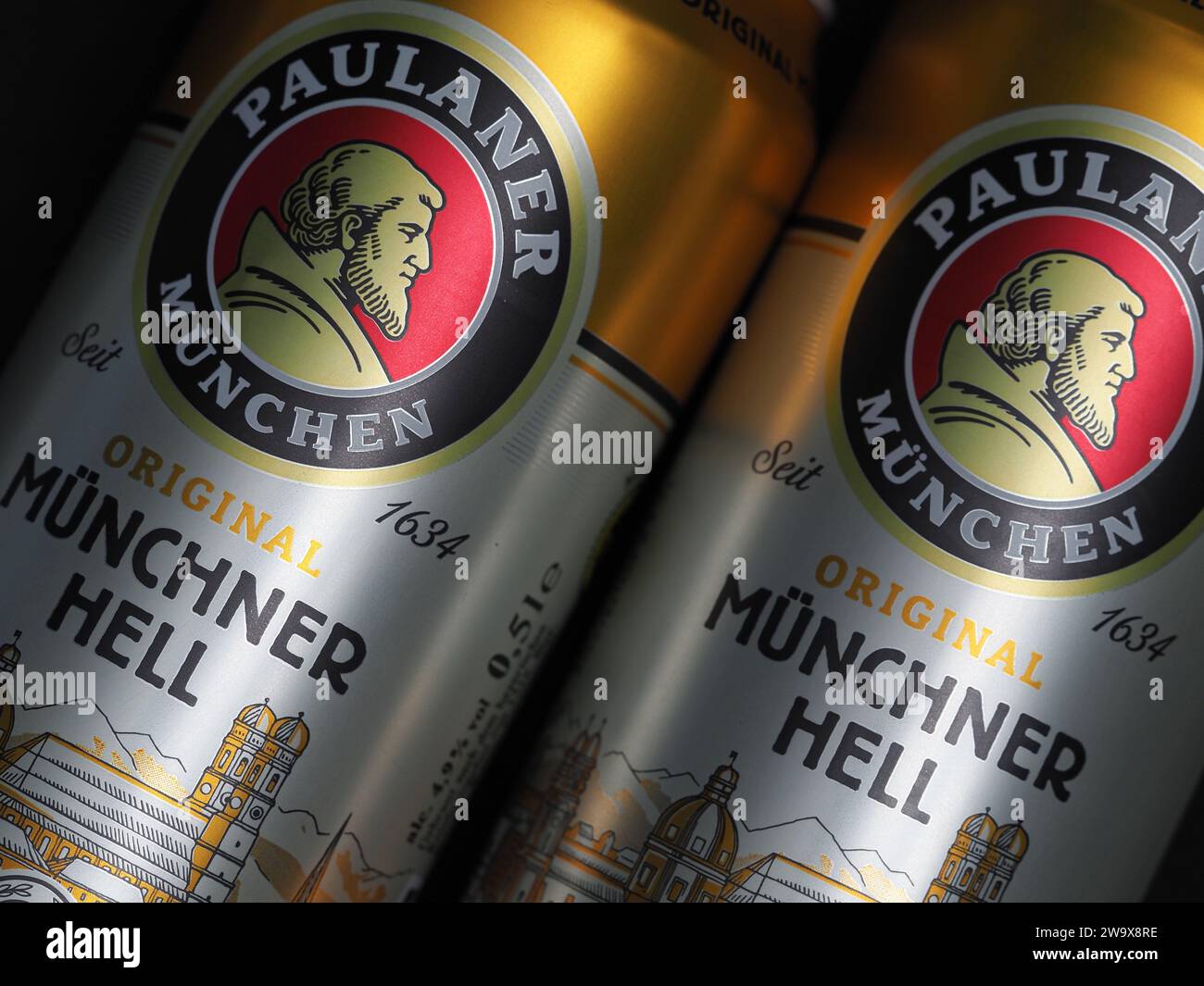 Germania. 30 dicembre 2023. In questa foto è esposta una birra Munchner Hell originale prodotta da Paulaner Munchen Brevery. (Foto di Igor Golovniov/SOPA Images/Sipa USA) **** esclusivamente a scopo editoriale *** credito: SIPA USA/Alamy Live News Foto Stock