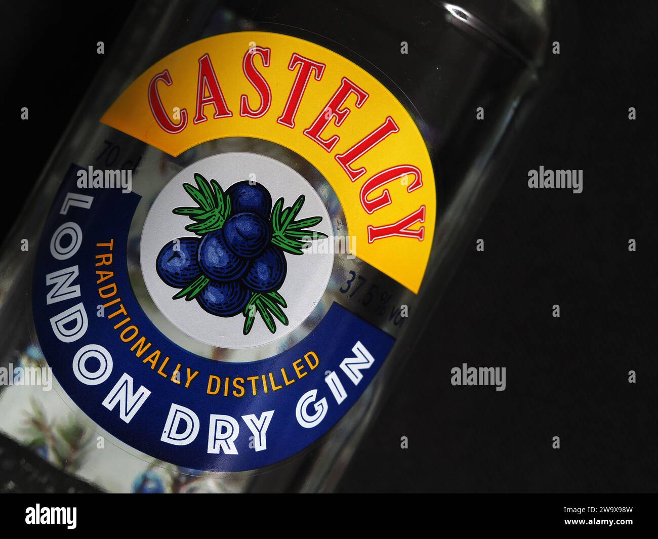 Germania. 30 dicembre 2023. In questa foto è esposta una bottiglia di Castelgy tradizionale distillato London Dry Gin. (Immagine di credito: © Igor Golovniov/SOPA Images via ZUMA Press Wire) SOLO PER USO EDITORIALE! Non per USO commerciale! Foto Stock