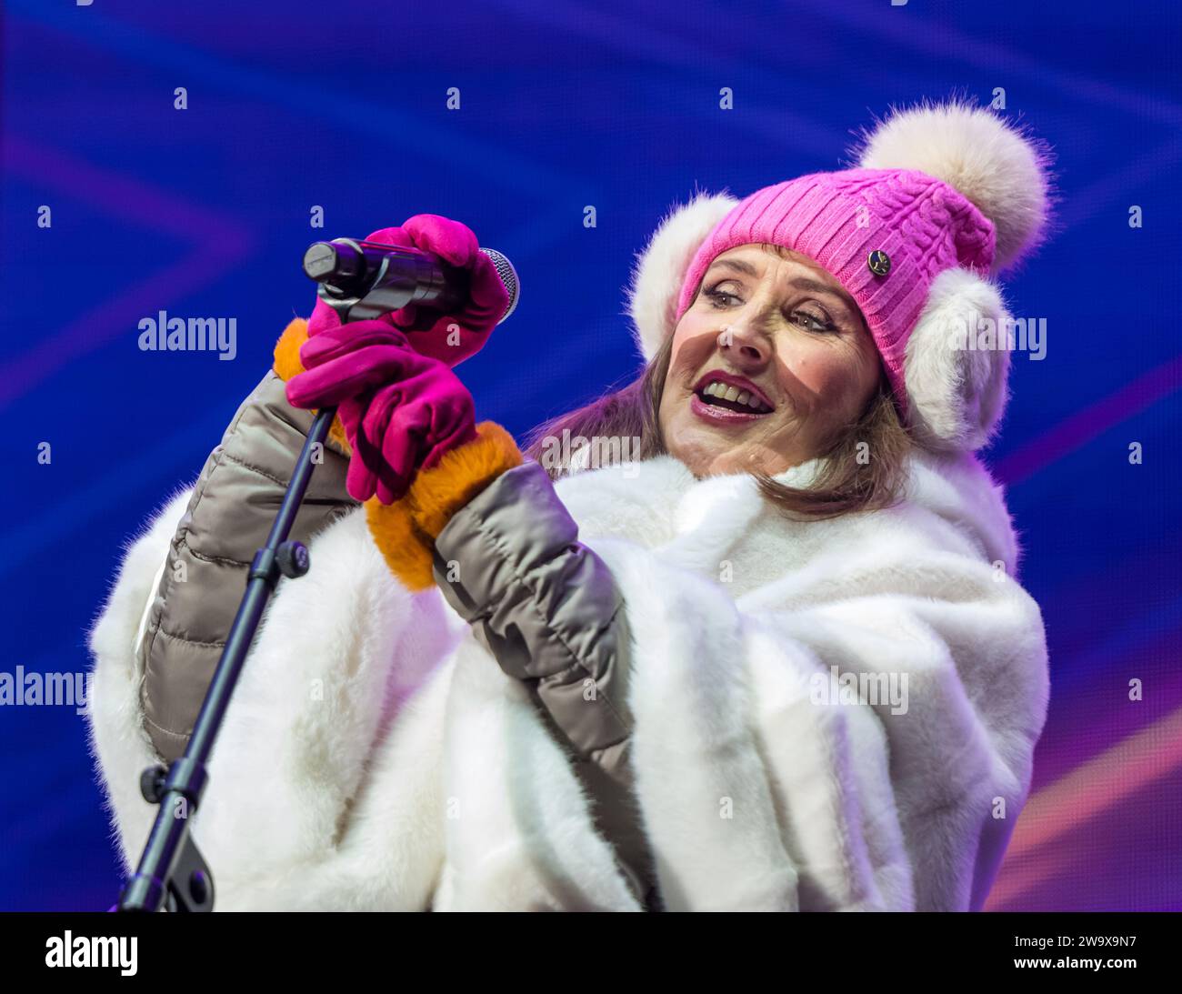 Edinburgh, Scotland, UK, 30 dicembre 2023, Edinburgh Hogmanay: The New Year Celebrations continue with the Night afore disco Party at Ross Bandstand with Björn Again, un tributo musicale che imita ABBA, esibendosi. Credit Sally Anderson/Alamy Live News Foto Stock