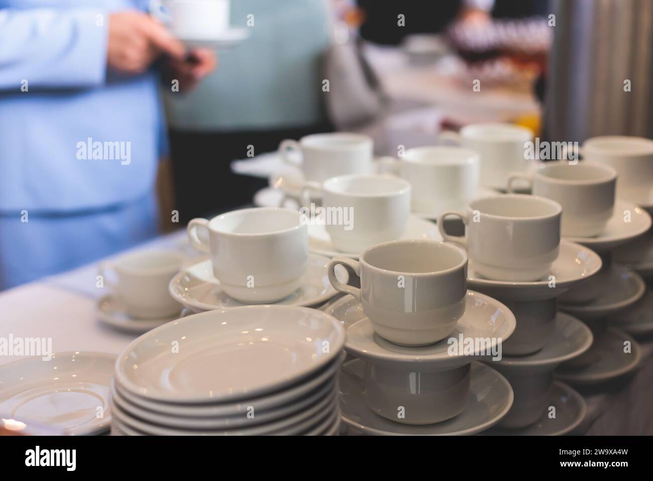 Set di coffee break lunch nel ristorante dell'hotel durante le riunioni congressuali, con catering per tè e caffè, tavolo da banchetto decorato con tavoli bianchi Foto Stock
