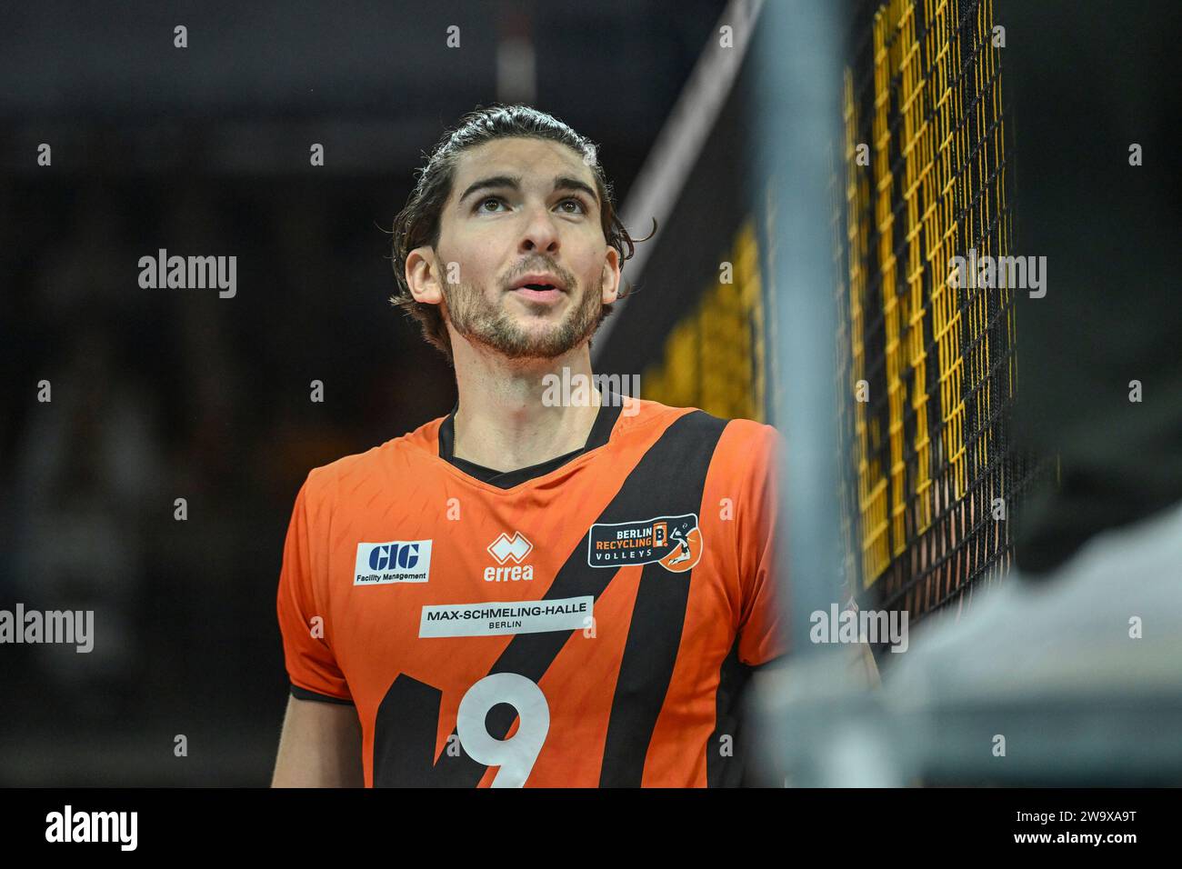 Berlino, Deutschland 30. Dicembre 2023: 1. VBL - 2023/2024 - Berlin Recycling volleys vs. SWD powervolleys Düren IM Bild: Timothee Carle (BR volleys) spricht zum Schiedsrichter Foto Stock