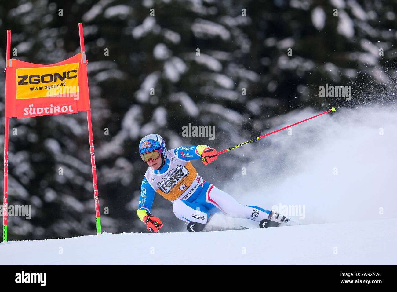 Alexis Pinturault (fra) gareggia durante la Coppa del mondo di sci alpino Audi FIS, MenÕs Giant Slalom Race sulla pista Gran Risa, alta Badia il 17 dicembre 2023 Foto Stock