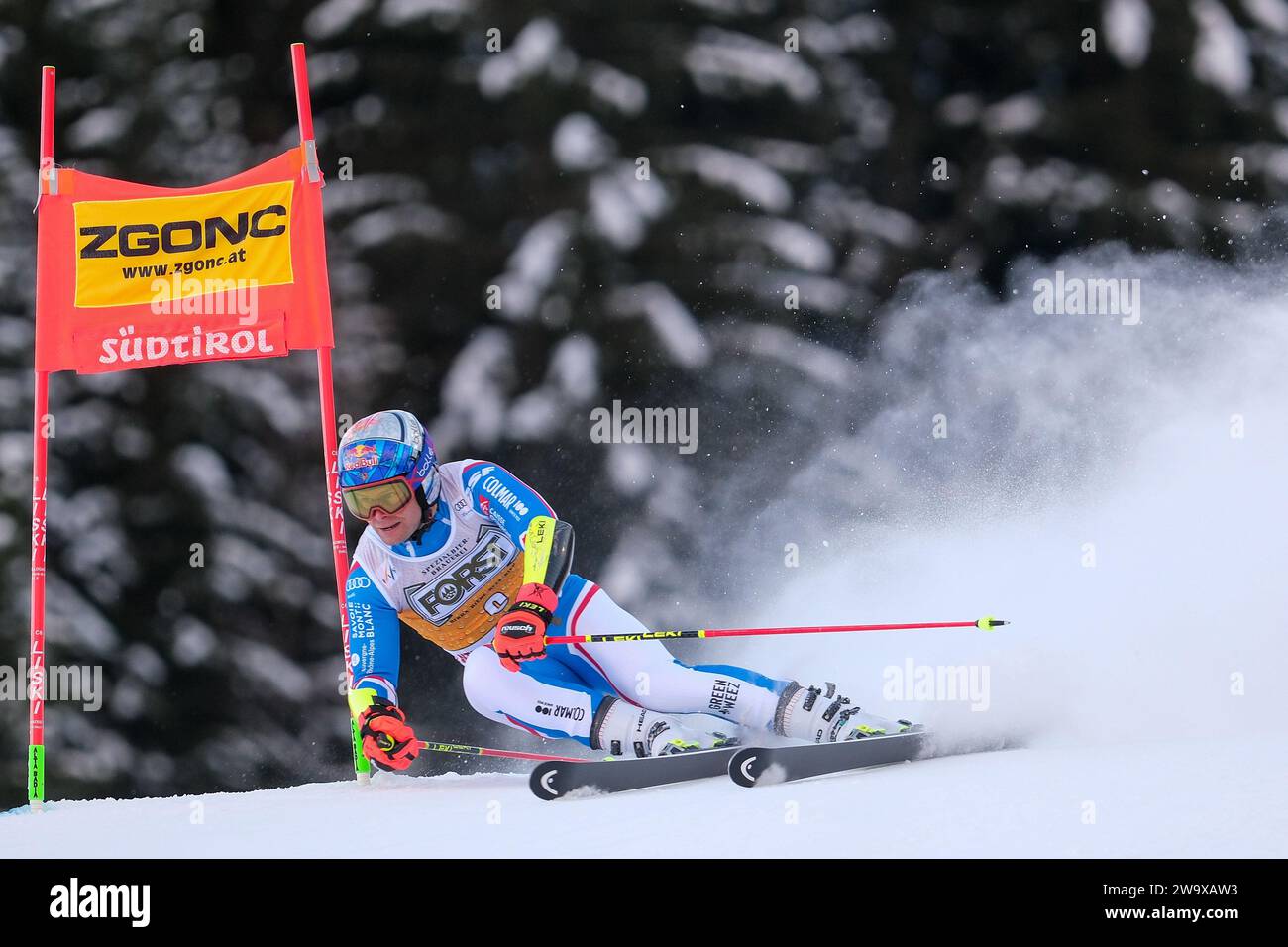 Alexis Pinturault (fra) gareggia durante la Coppa del mondo di sci alpino Audi FIS, MenÕs Giant Slalom Race sulla pista Gran Risa, alta Badia il 17 dicembre 2023 Foto Stock