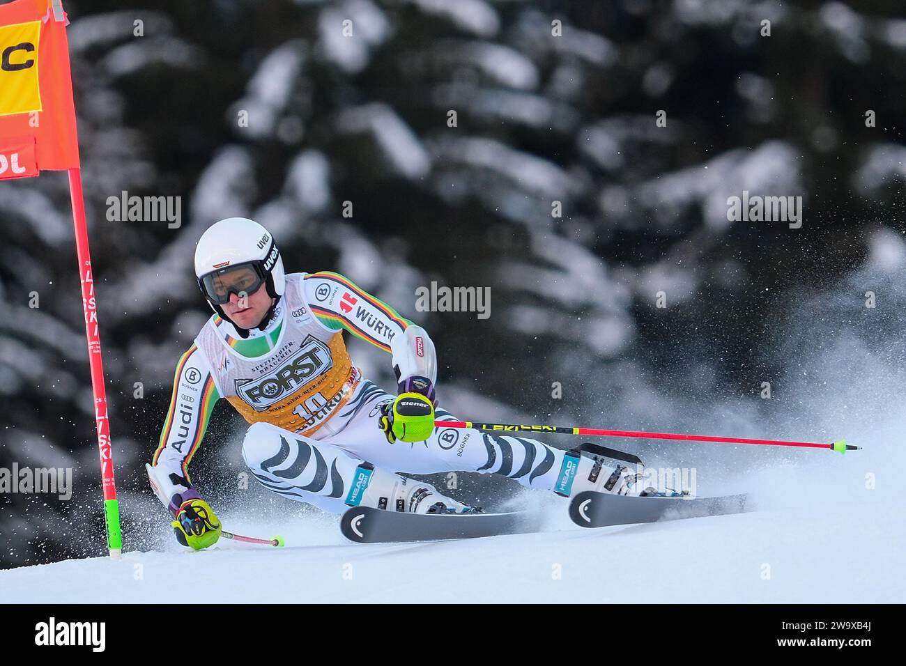 Alexander Schmid (GER) gareggia durante la Coppa del mondo di sci alpino Audi FIS, MenÕs Giant Slalom Race sulla pista Gran Risa, alta Badia il 17 dicembre 2023, Foto Stock