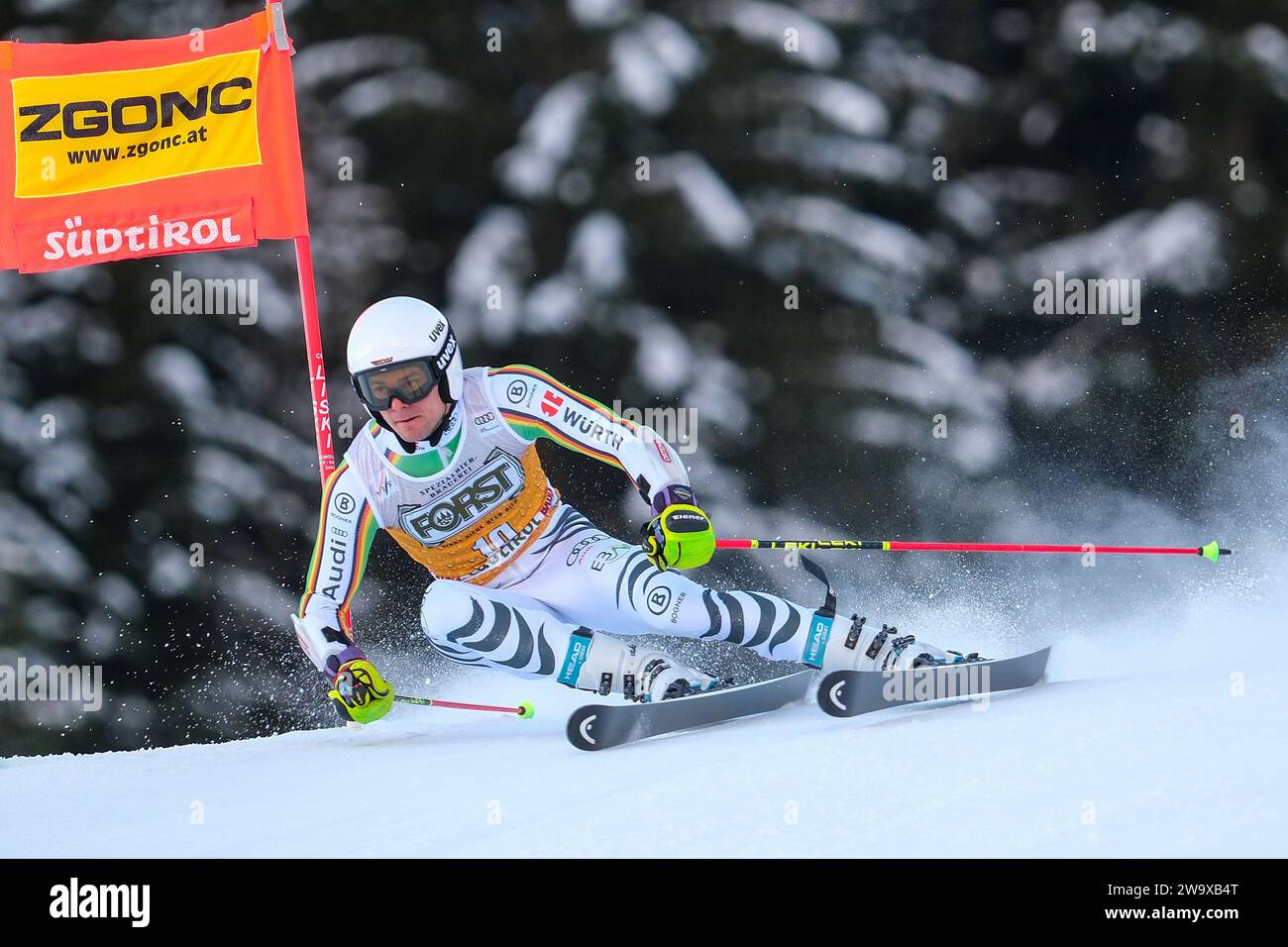 Alexander Schmid (GER) gareggia durante la Coppa del mondo di sci alpino Audi FIS, MenÕs Giant Slalom Race sulla pista Gran Risa, alta Badia il 17 dicembre 2023, Foto Stock