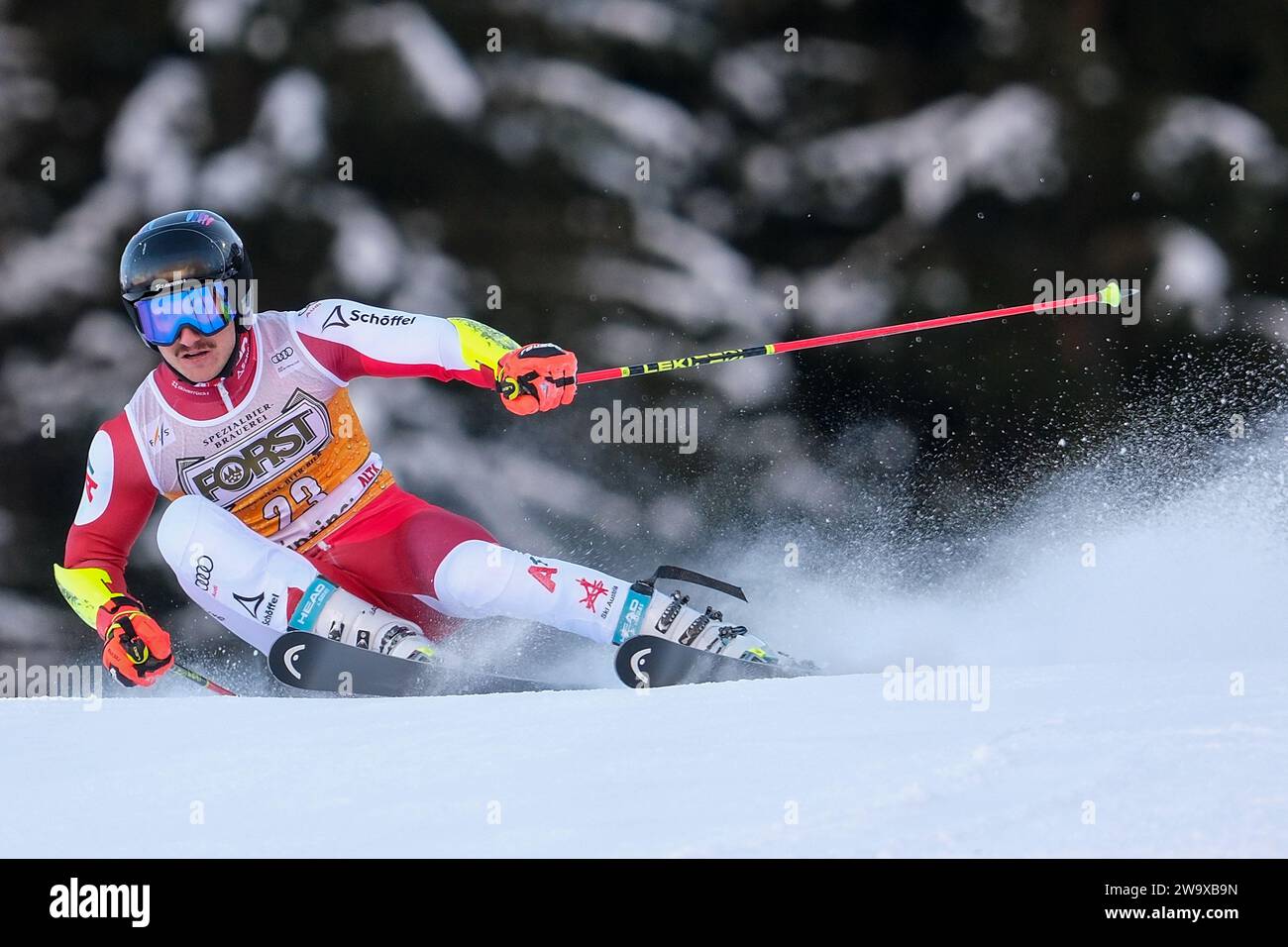 Patrick Feurstein (AUT) gareggia durante la Coppa del mondo di sci alpino Audi FIS, MenÕs Giant Slalom gara sulla pista Gran Risa, alta Badia il 17 dicembre 2023 Foto Stock