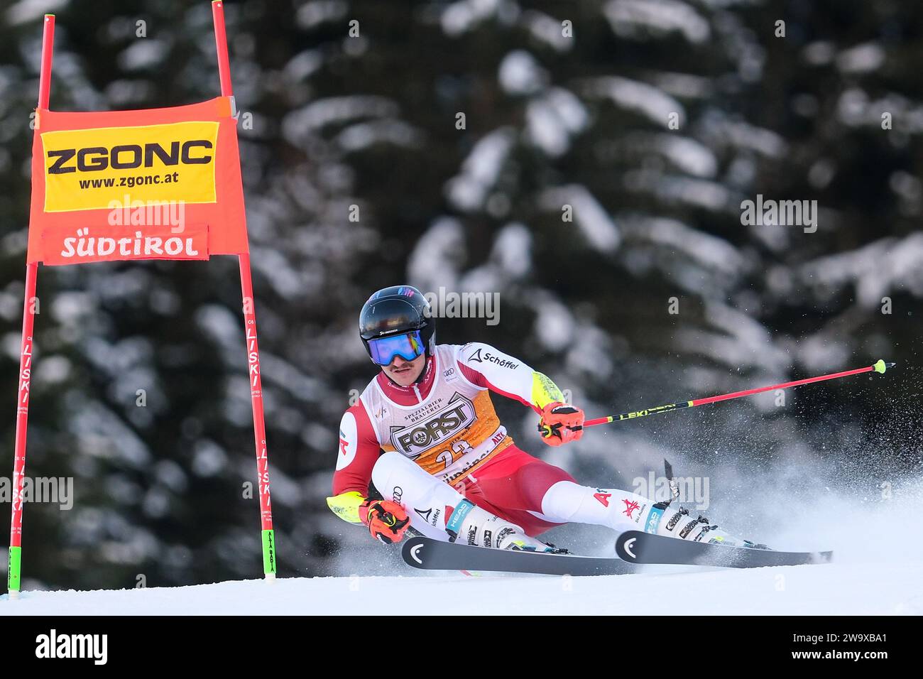 Patrick Feurstein (AUT) gareggia durante la Coppa del mondo di sci alpino Audi FIS, MenÕs Giant Slalom gara sulla pista Gran Risa, alta Badia il 17 dicembre 2023 Foto Stock