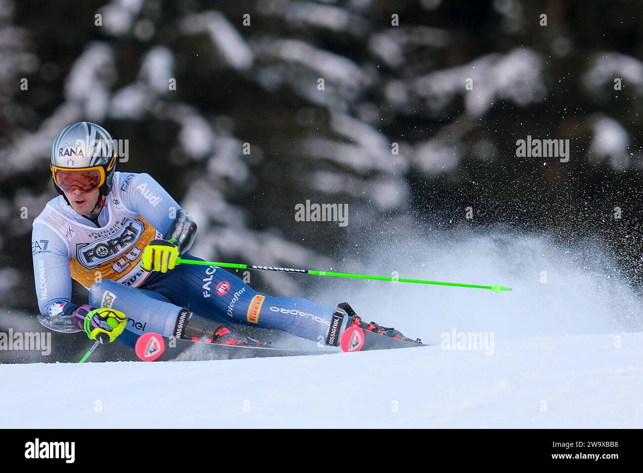 Hannes Zingerle (ITA) gareggia durante la Coppa del mondo di sci alpino Audi FIS, MenÕs Giant Slalom Race sulla pista Gran Risa, alta Badia il 17 dicembre 2023, Foto Stock