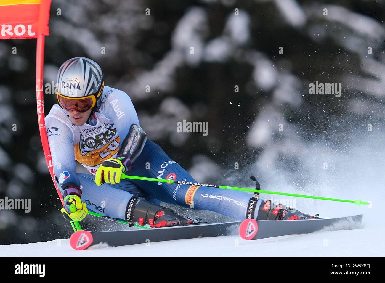 Hannes Zingerle (ITA) gareggia durante la Coppa del mondo di sci alpino Audi FIS, MenÕs Giant Slalom Race sulla pista Gran Risa, alta Badia il 17 dicembre 2023, Foto Stock