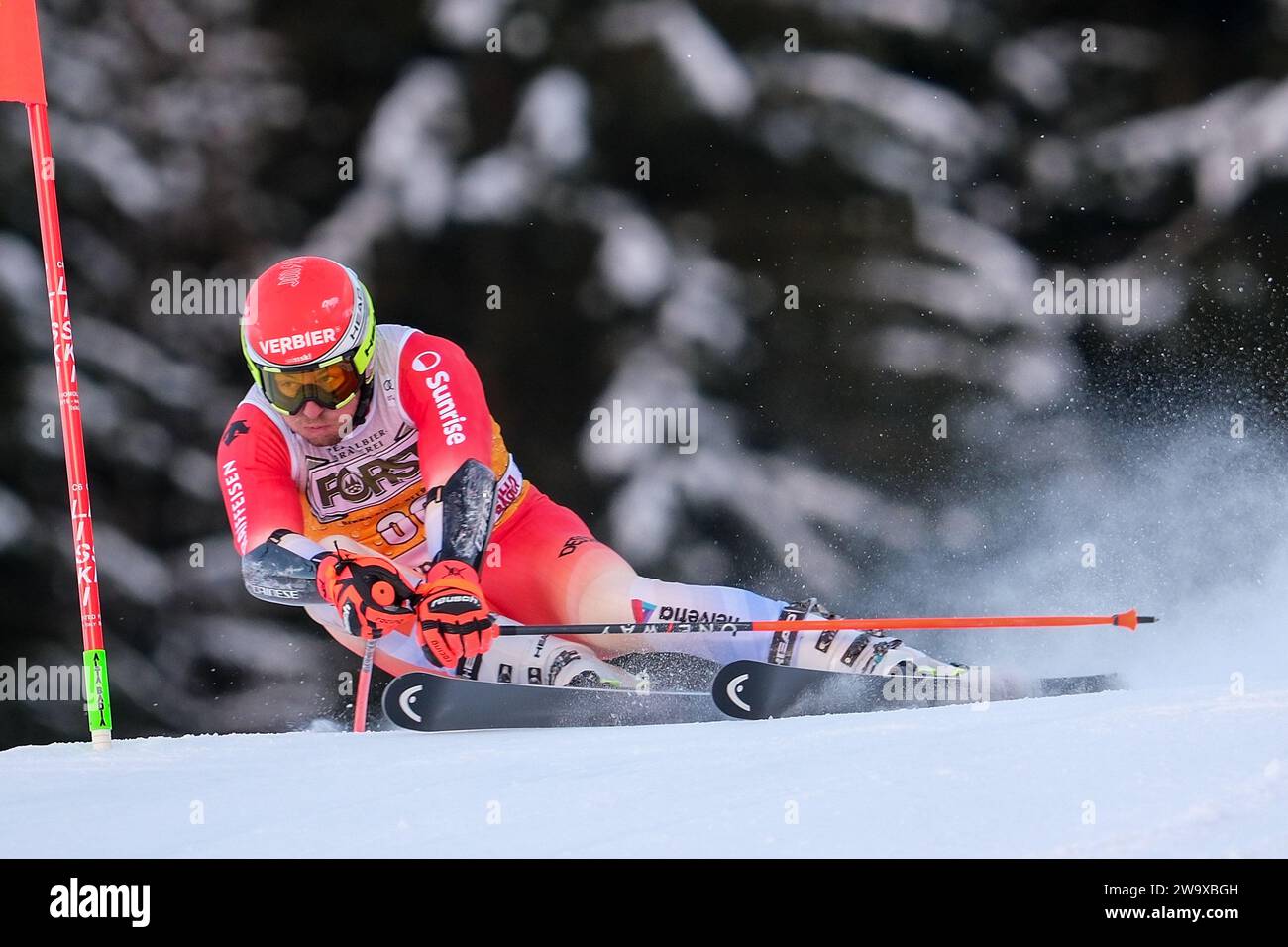 Justin Murisier (sui) gareggia durante la Coppa del mondo di sci alpino Audi FIS, MenÕs Giant Slalom Race sulla pista Gran Risa, alta Badia il 17 dicembre 2023, Foto Stock