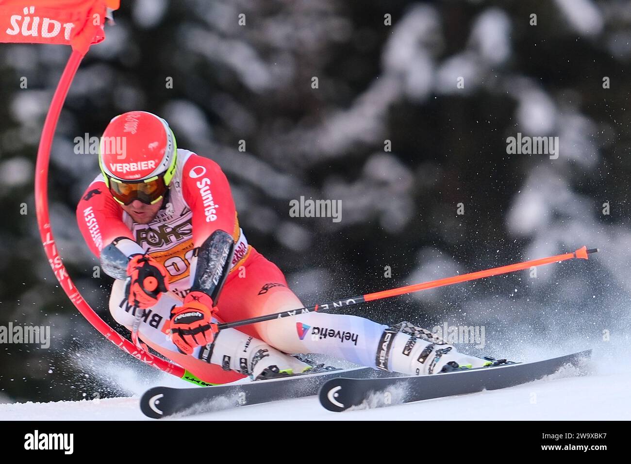 Justin Murisier (sui) gareggia durante la Coppa del mondo di sci alpino Audi FIS, MenÕs Giant Slalom Race sulla pista Gran Risa, alta Badia il 17 dicembre 2023, Foto Stock