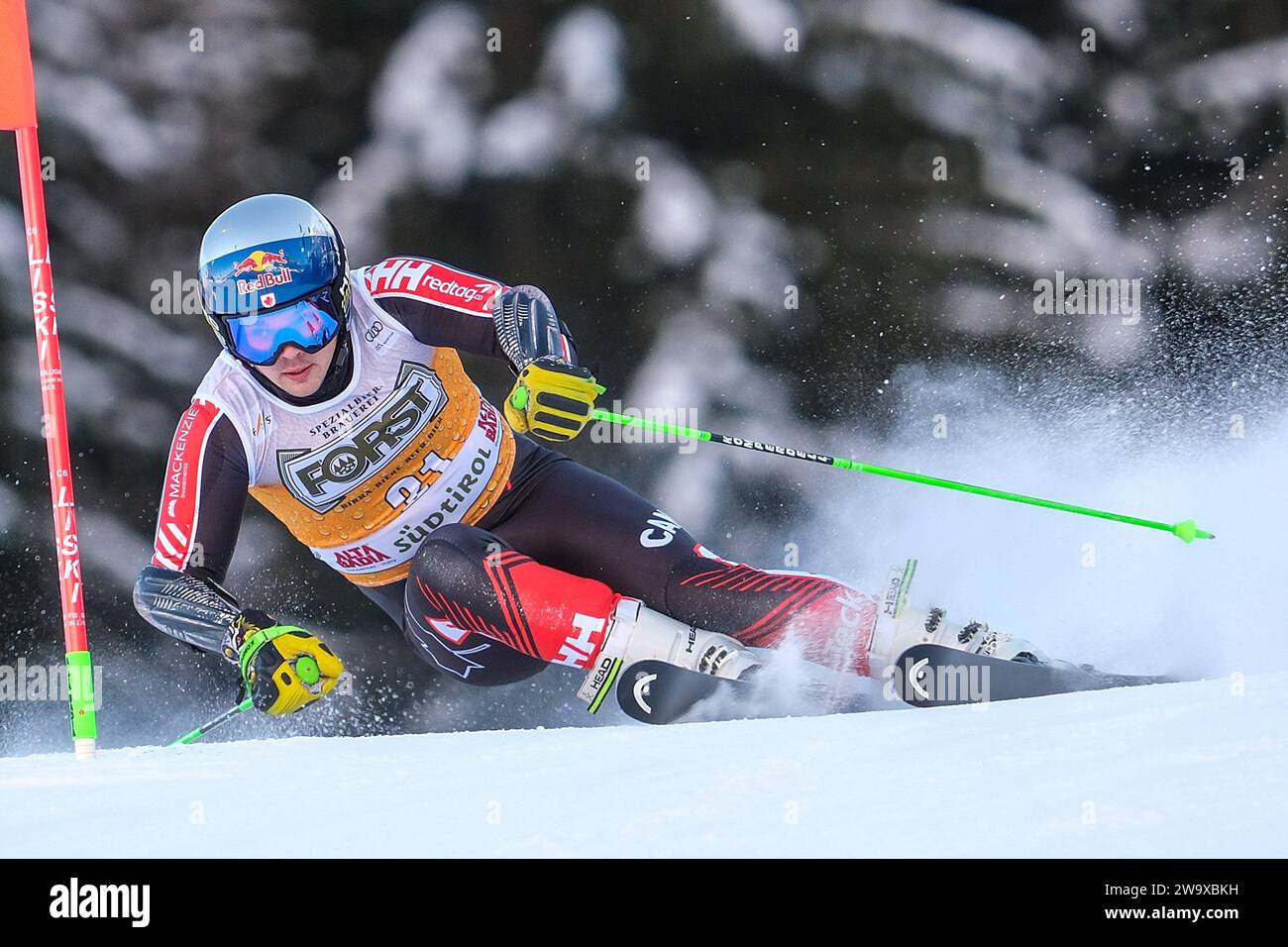 James Crawford (CAN) gareggia durante la Coppa del mondo di sci alpino Audi FIS, MenÕs Giant Slalom Race sulla pista Gran Risa, alta Badia, il 17 dicembre 2023, Foto Stock