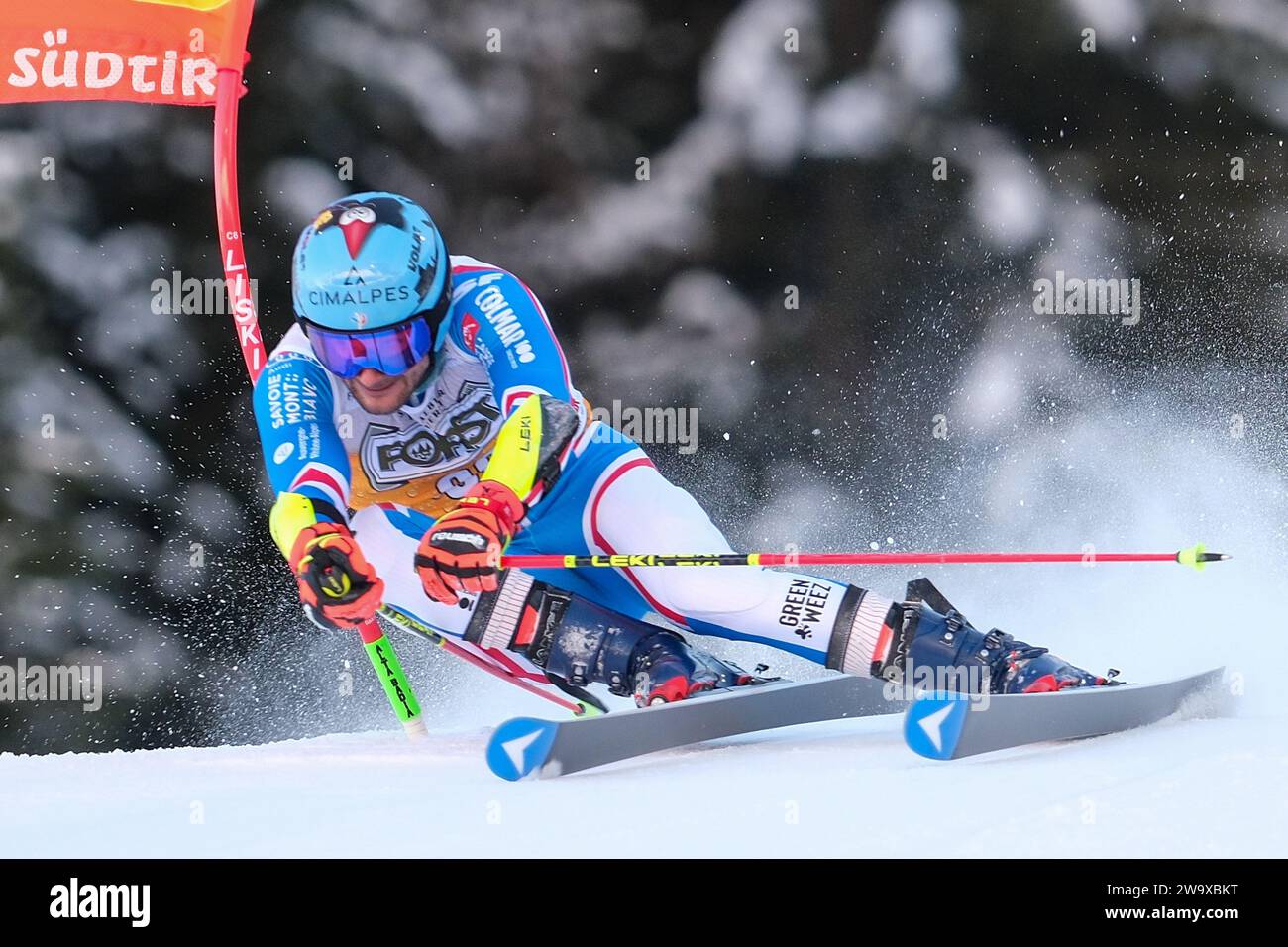 Thibault Favrot (fra) gareggia durante la Coppa del mondo di sci alpino Audi FIS, MenÕs Giant Slalom Race sulla pista Gran Risa, alta Badia il 17 dicembre 2023, Foto Stock