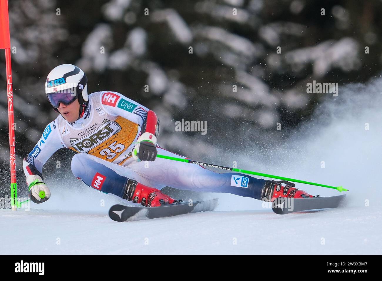 Fredrik Moeller (NOR) gareggia durante la Coppa del mondo di sci alpino Audi FIS, MenÕs Giant Slalom Race sulla pista Gran Risa, alta Badia il 17 dicembre 2023, Foto Stock