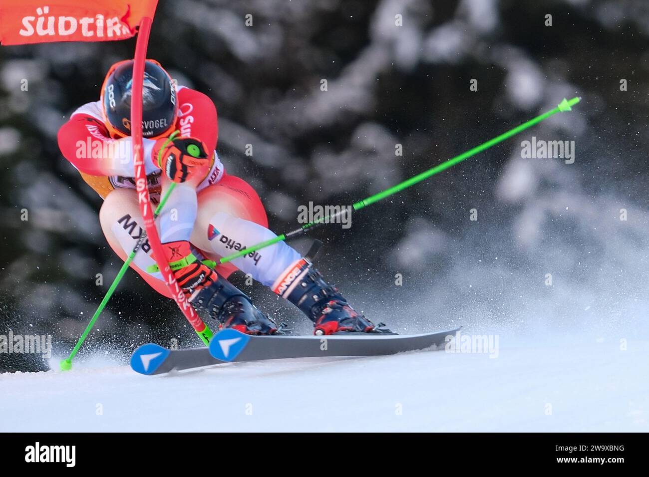 Marco Fischbacher (sui) gareggia durante la Coppa del mondo di sci alpino Audi FIS, MenÕs Giant Slalom Race sulla pista Gran Risa, alta Badia il 17 dicembre 2023 Foto Stock