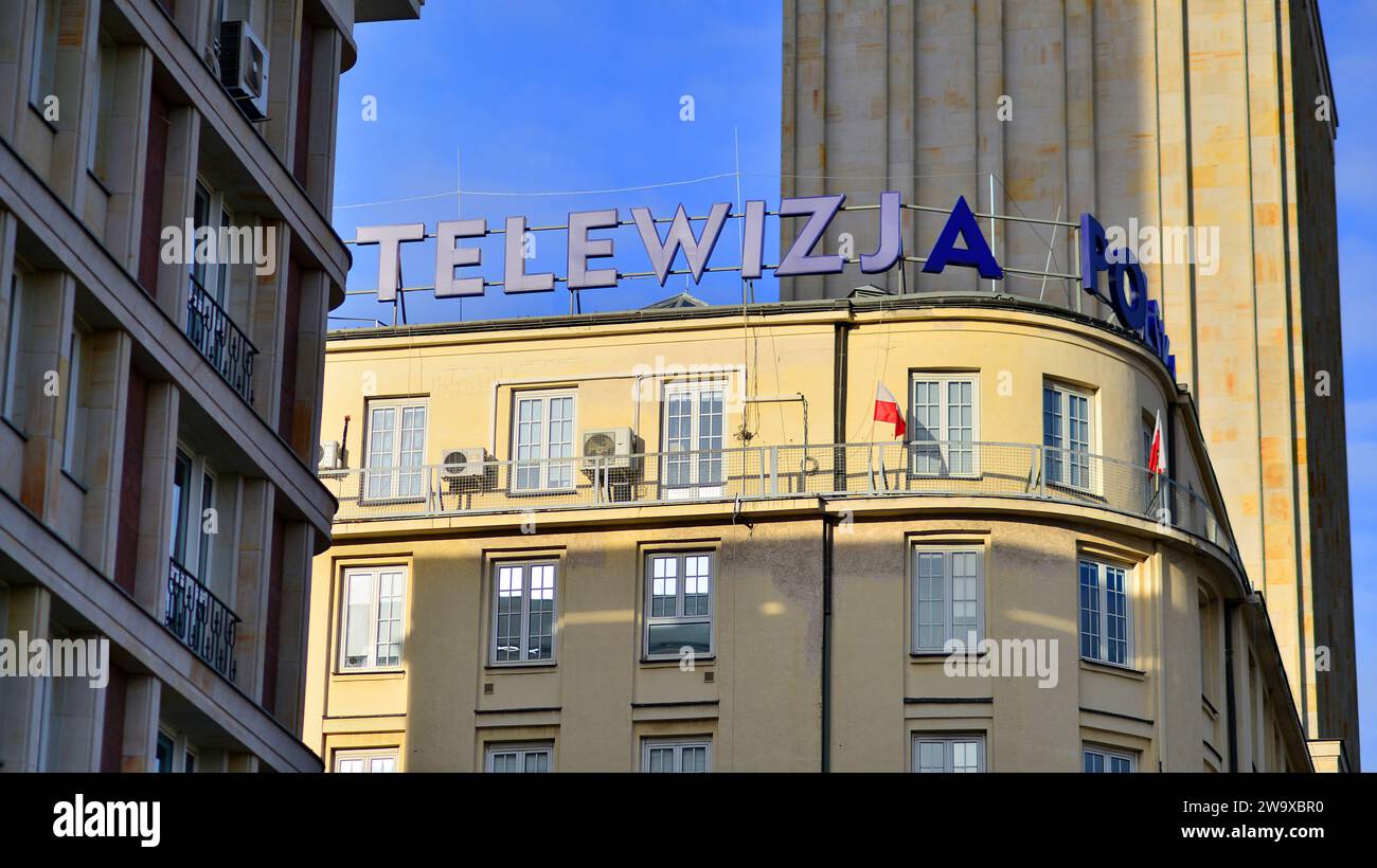 Varsavia, Polonia. 29 dicembre 2023. Segnaletica sulla facciata dell'edificio. TVP Telewizja Polska (televisione polacca). Il logo dell'emittente pubblica. Foto Stock