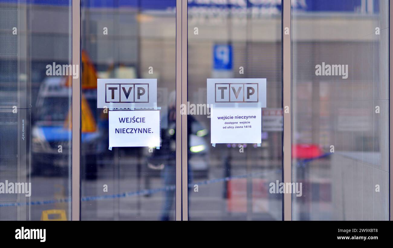 Varsavia, Polonia. 29 dicembre 2023. Un cartello sulla porta che informa sulle porte chiuse. Il logo della TVP (televisione pubblica polacca) sulla porta d'ingresso. Foto Stock