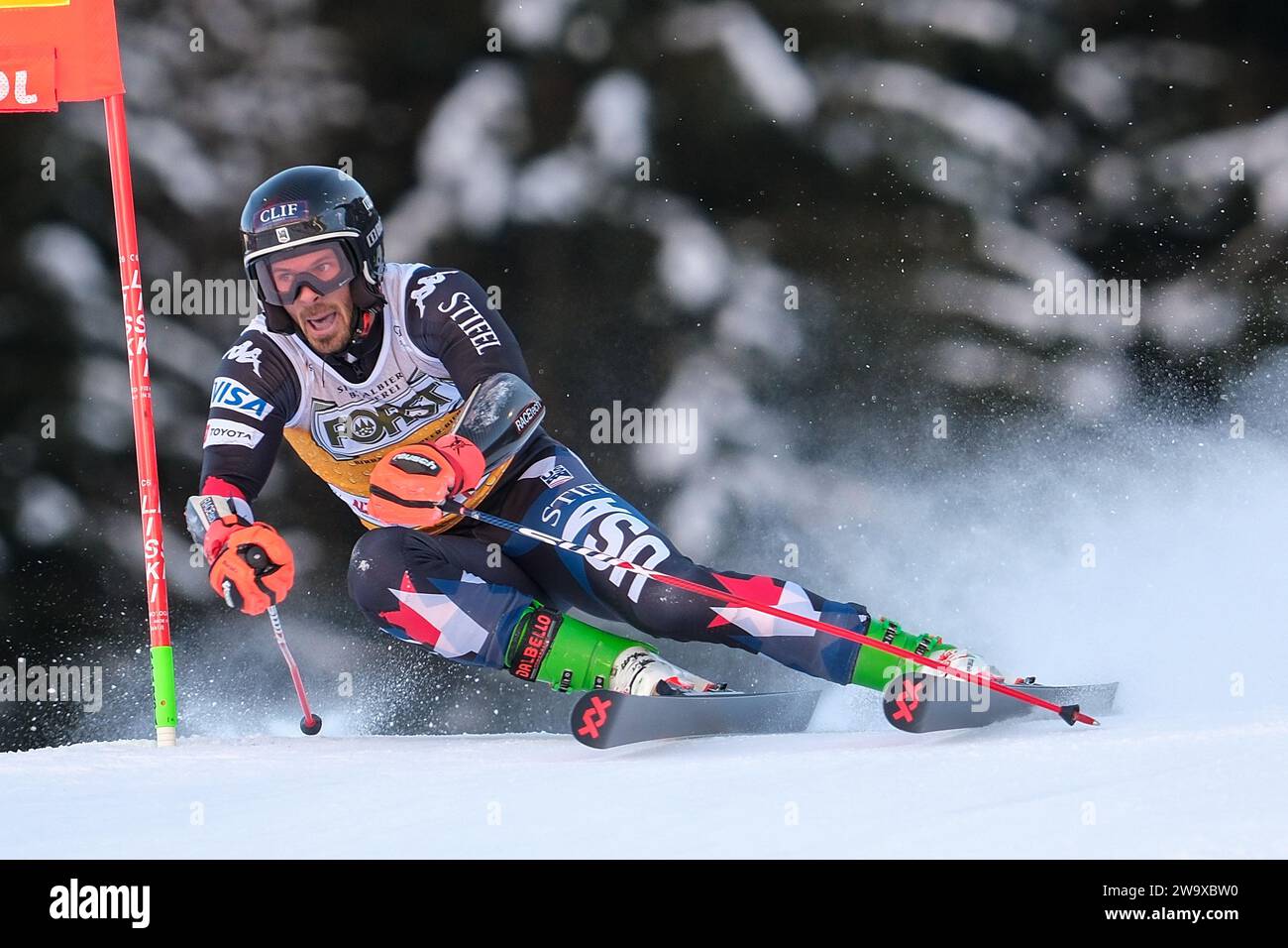 Brian McLaughlin (USA) gareggia durante la Coppa del mondo di sci alpino Audi FIS, MenÕs Giant Slalom Race sulla pista Gran Risa, alta Badia il 17 dicembre 2023, Foto Stock
