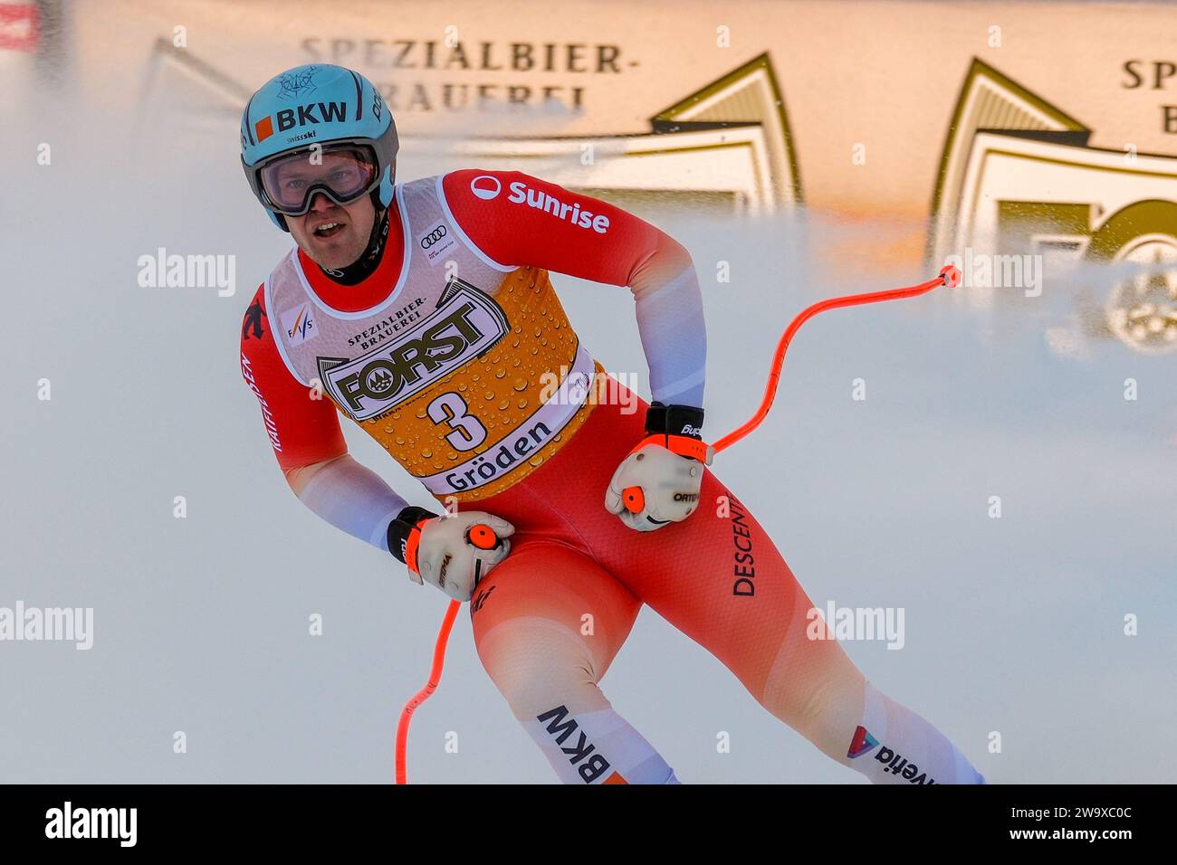 Stefan Rogentin (sui) gareggia durante la Coppa del mondo di sci alpino Audi FIS, MenÕs gara di Downhill sul Saslong Slope in Val Gardena il 16 dicembre 2023, in Val Gardena Foto Stock