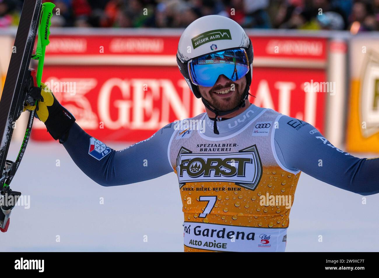 Florian Schieder (ITA) gareggia durante l'Audi FIS Alpine Ski World Cup, MenÕs Downhill Race sul Saslong Slope in Val Gardena il 16 dicembre 2023, va Foto Stock