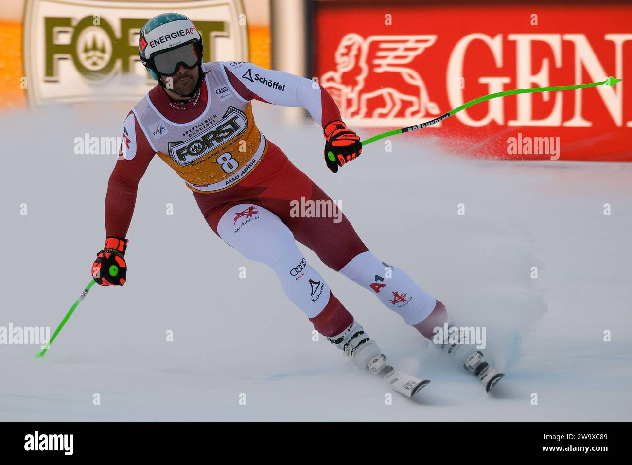 Vincent Kriechmayr (AUT) gareggia durante la Coppa del mondo di sci alpino Audi FIS, MenÕs gara di Downhill sul Saslong Slope in Val Gardena il 16 dicembre 2023, Foto Stock
