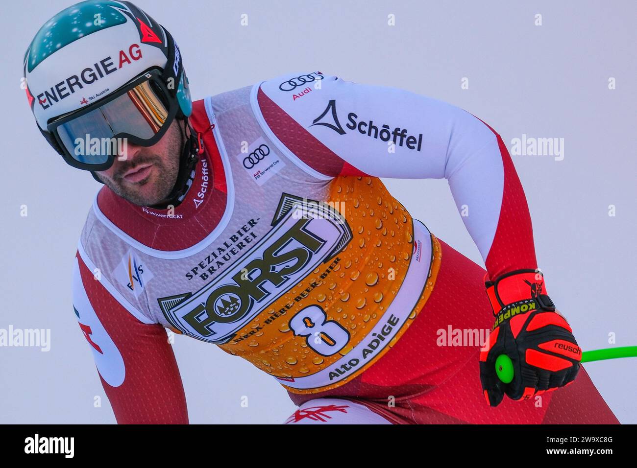 Vincent Kriechmayr (AUT) gareggia durante la Coppa del mondo di sci alpino Audi FIS, MenÕs gara di Downhill sul Saslong Slope in Val Gardena il 16 dicembre 2023, Foto Stock