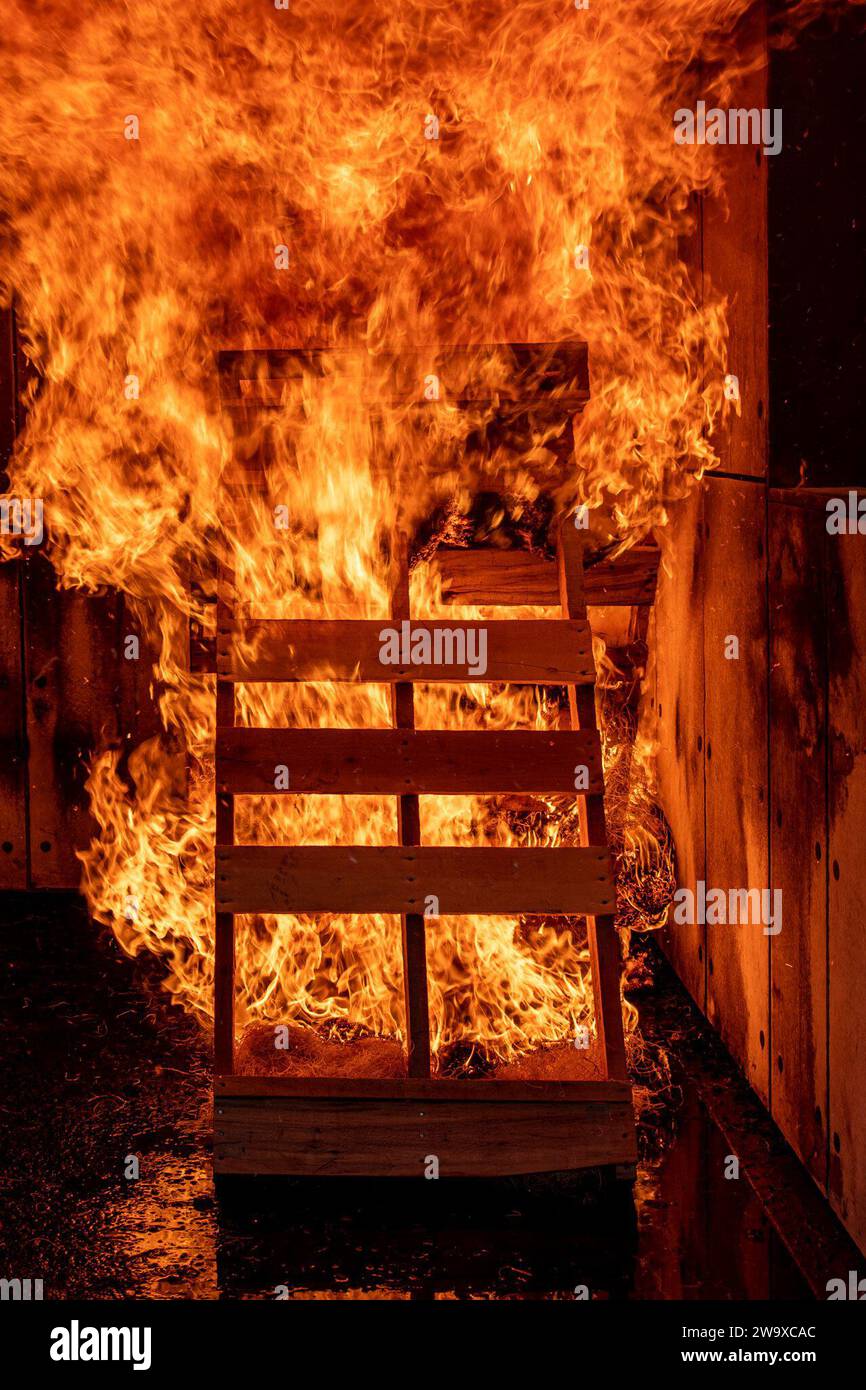 Pallet di legno e fieno sono incendiati durante un evento di addestramento multi-componente tra il 137th Special Operations Wing e le unità del 507th Civil Engineer Squadron Fire and Emergency Services, 8 settembre 2023, presso la Tinker Air Force base, Oklahoma City. I vigili del fuoco conducevano in modo sicuro le esercitazioni di combustione dal vivo come parte dei loro obiettivi di formazione annuali e simulavano il lavoro con più reparti in uno scenario reale. (U.S. Air National Guard foto di Airman 1st Class Erika Chapa) Foto Stock