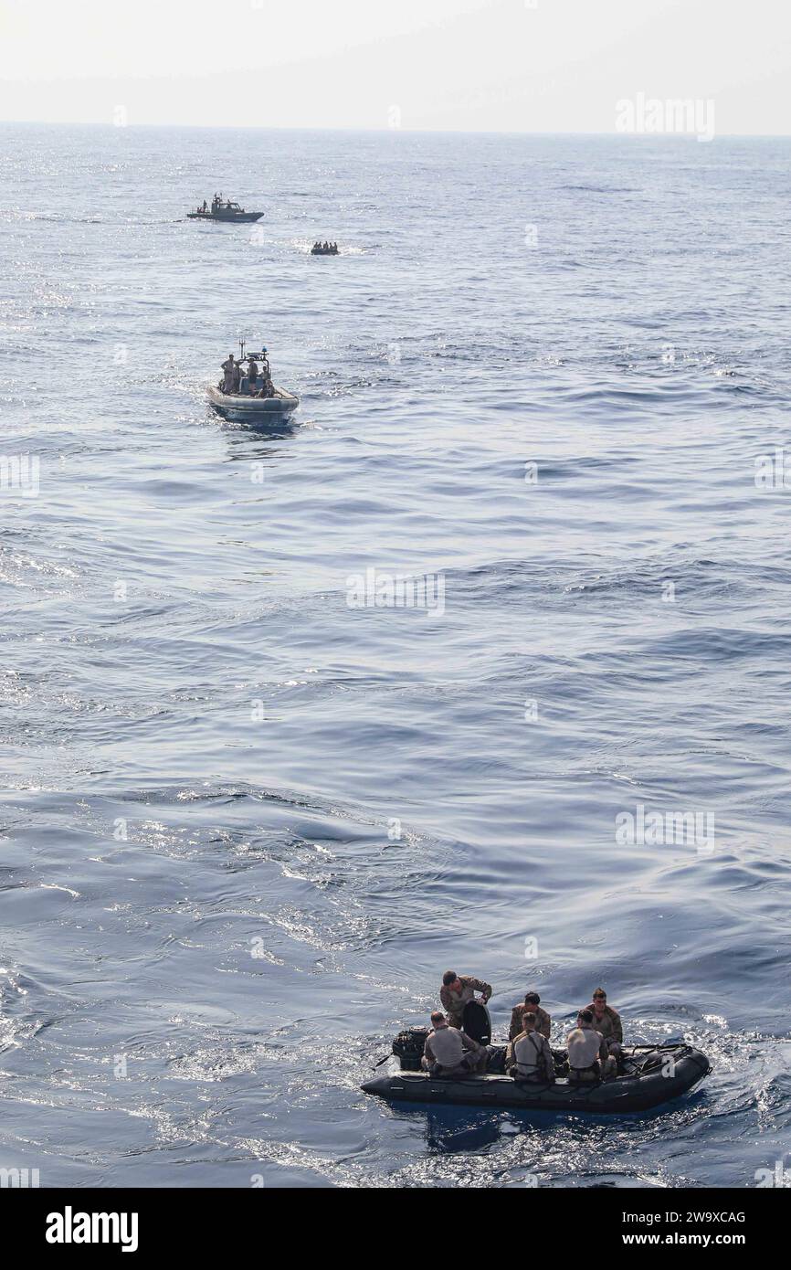 231203-N-ED646-2006 U.S. 5TH FLEET AREA OF OPERATIONS (4 dicembre 2023) Marines assegnati alla 26th Marine Expeditionary Unit (Special Operations Capable) operano barche gonfiabili a scafo rigido e unità da combattimento in gomma durante le esercitazioni di raid da combattimento nella 5th Fleet area of Operations degli Stati Uniti, 4 dicembre. Componenti del Bataan Amphibious Ready Group e della 26th Marine Expeditionary Unit (Special Operations Capable) sono schierati nell'area operativa della 5th Fleet degli Stati Uniti per contribuire a garantire la sicurezza marittima e la stabilità nella regione del Medio Oriente. (Foto della Marina degli Stati Uniti di Mass Communication Specialist 2nd Class Mo Foto Stock