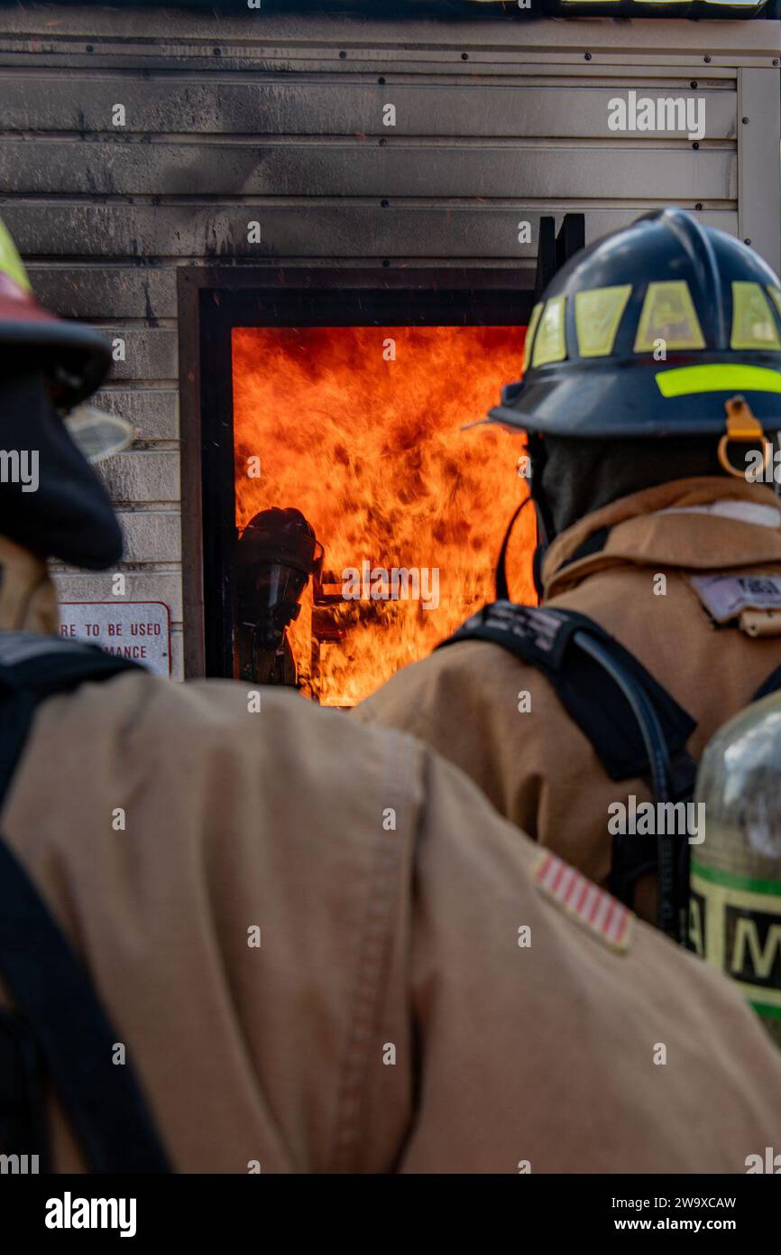 I vigili del fuoco si avvicinano a una combustione controllata durante un evento di addestramento multi-componente tra il 137th Special Operations Wing e il 507th Civil Engineer Squadron Fire and Emergency Services units, 8 settembre 2023, presso Tinker Air Force base, Oklahoma City. I vigili del fuoco conducevano in modo sicuro le esercitazioni di combustione dal vivo come parte dei loro obiettivi di formazione annuali e simulavano il lavoro con più reparti in uno scenario reale. (U.S. Air National Guard foto di Airman 1st Class Erika Chapa) Foto Stock