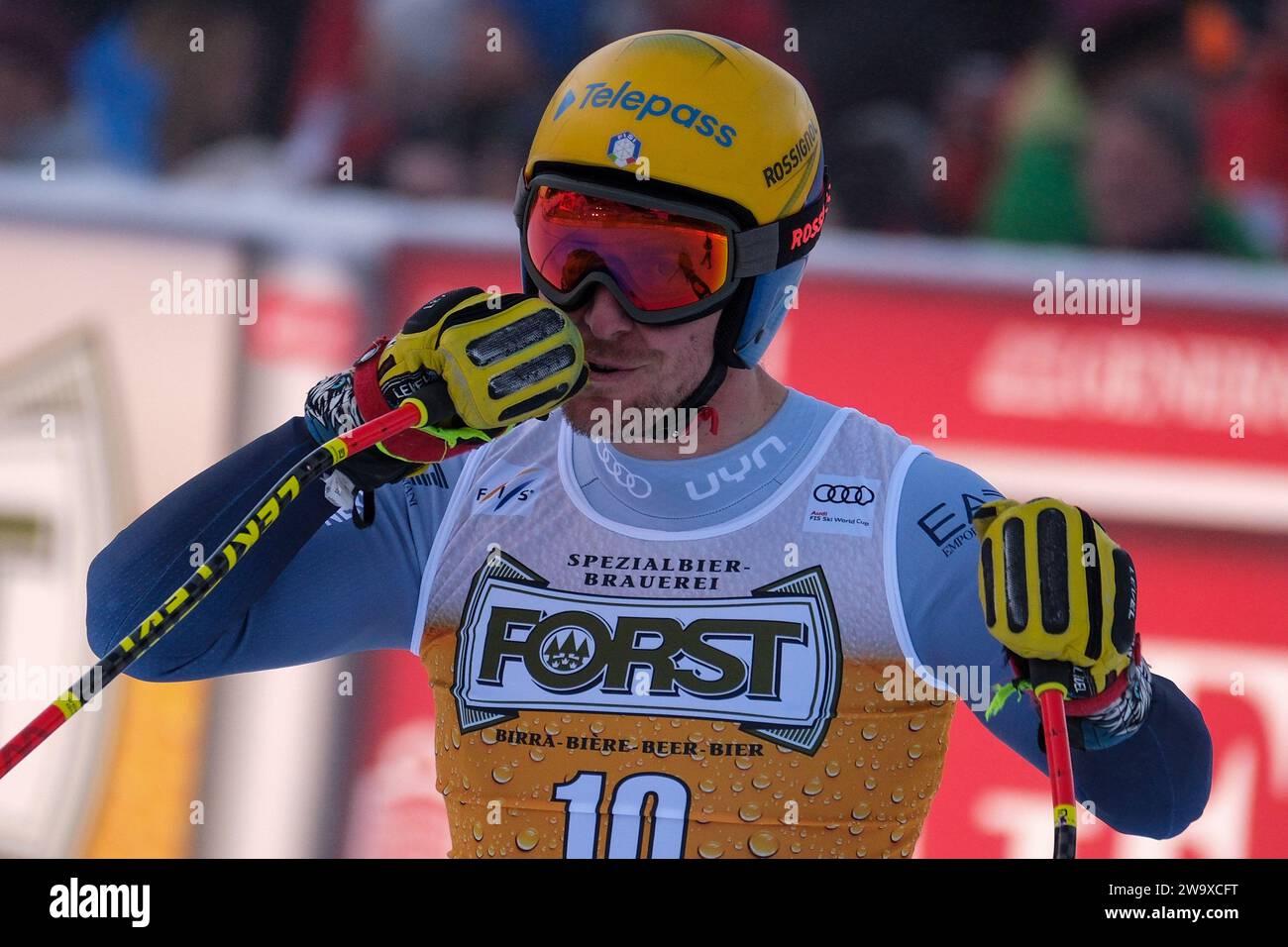 Mattia casse (ITA) gareggia durante la Coppa del mondo di sci alpino Audi FIS, MenÕs gara di Downhill sul Saslong Slope in Val Gardena il 16 dicembre 2023, Val GA Foto Stock