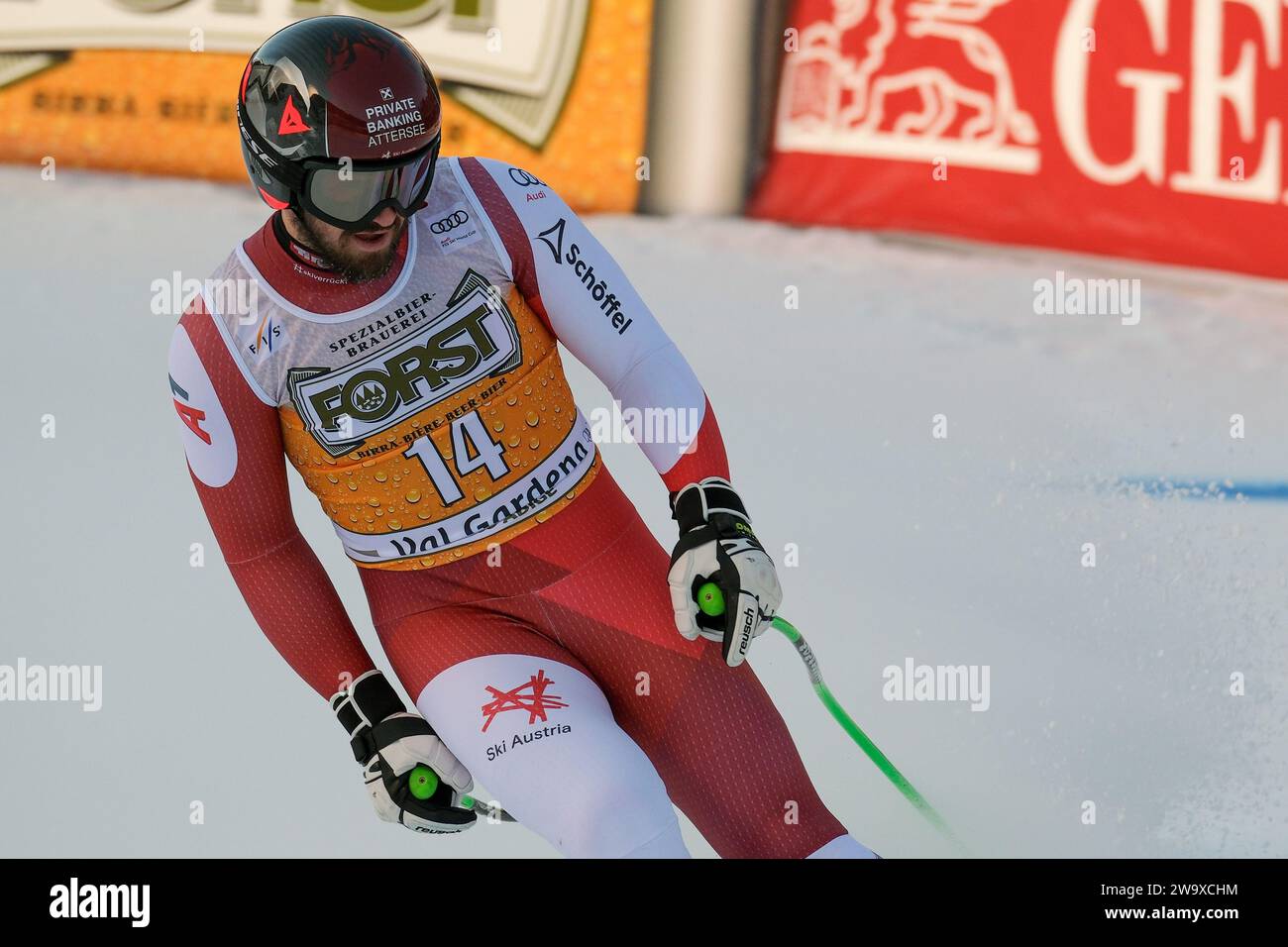 Daniel Hemetsberger (AUT) gareggia durante la Coppa del mondo di sci alpino Audi FIS, MenÕs Downhill Race sul Saslong Slope in Val Gardena il 16 dicembre 2023, Foto Stock