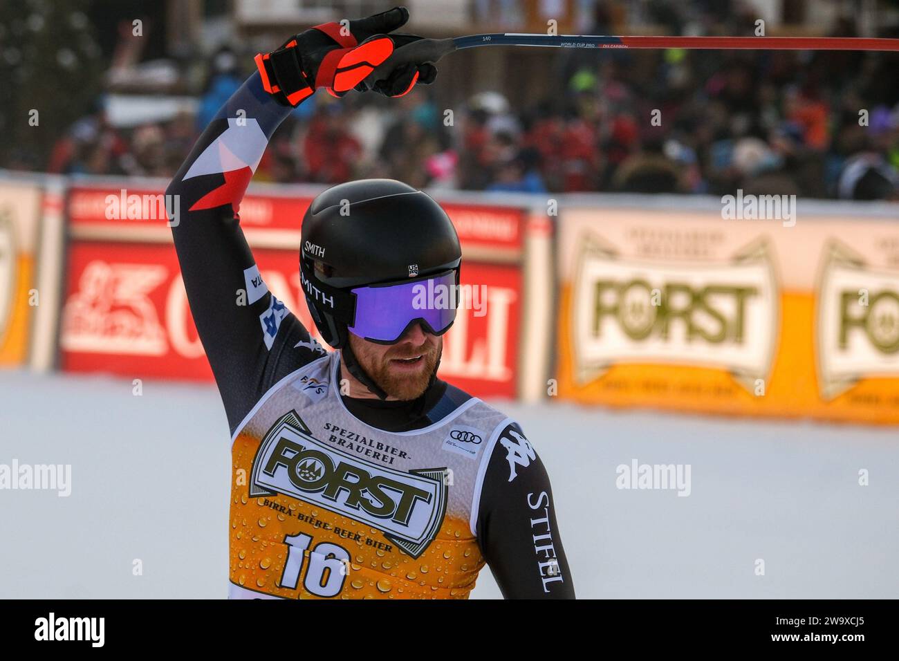 Ryan Cochran-Siegle (USA) gareggia durante la Audi FIS Alpine Ski World Cup, MenÕs Downhill Race sul Saslong Slope in Val Gardena il 16 dicembre 2023, Foto Stock