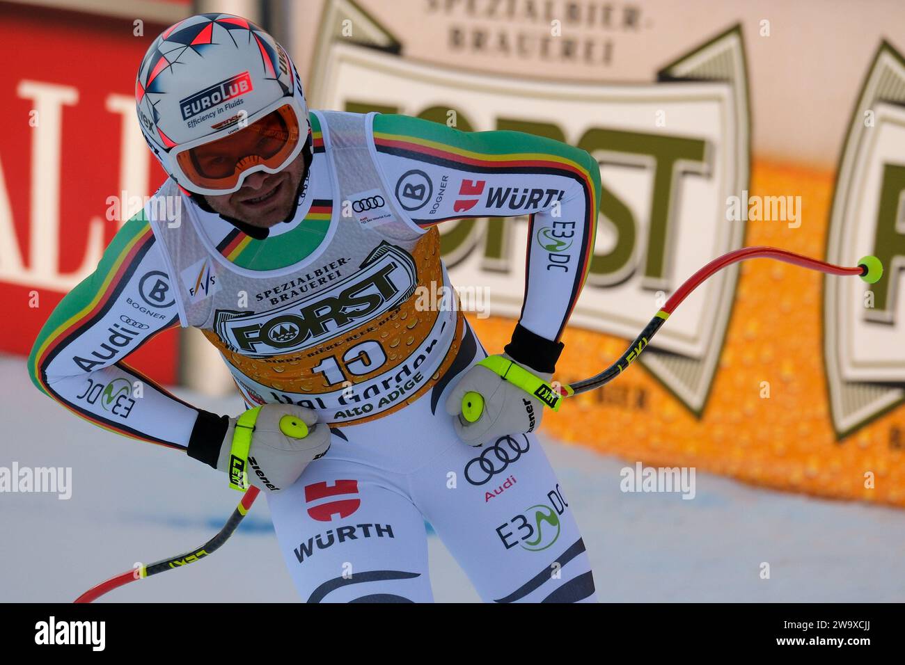 Andreas Sander (GER) gareggia durante la Coppa del mondo di sci alpino Audi FIS, MenÕs gara di Downhill sulla Saslong Slope in Val Gardena il 16 dicembre 2023, in Val Gardena Foto Stock