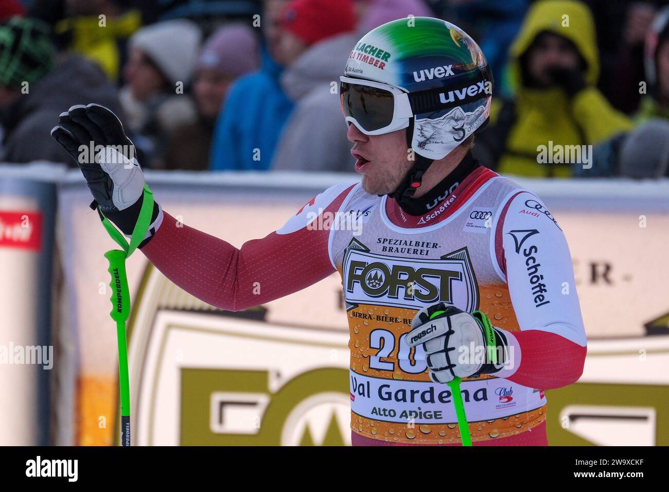 Otmar Striedinger (AUT) gareggia durante la Coppa del mondo di sci alpino Audi FIS, MenÕs gara di Downhill sul Saslong Slope in Val Gardena il 16 dicembre 2023, V Foto Stock
