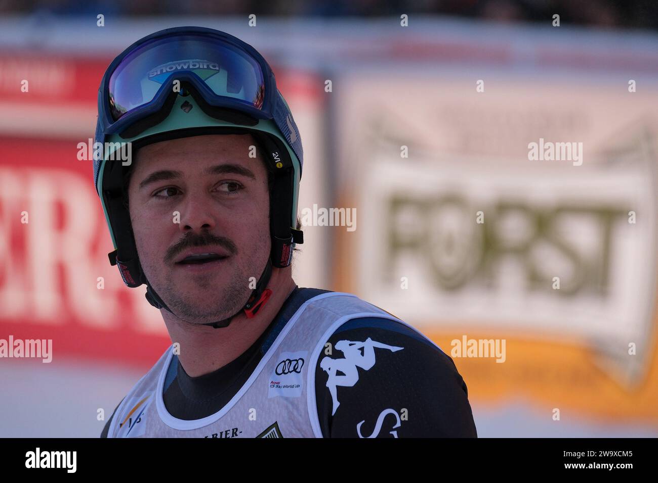 Jared Goldberg (USA) gareggia durante la Coppa del mondo di sci alpino Audi FIS, MenÕs gara di Downhill sulla Saslong Slope in Val Gardena il 16 dicembre 2023, in Val Gardena Foto Stock