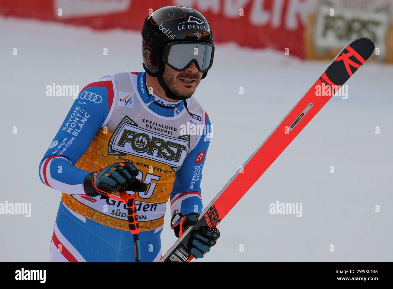 Cyprien Sarrazin (fra) gareggia durante la Coppa del mondo di sci alpino Audi FIS, MenÕs gara di Downhill sul Saslong Slope in Val Gardena il 16 dicembre 2023, va Foto Stock