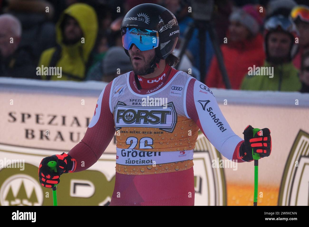 Daniel Danklmaier (AUT) gareggia durante la Coppa del mondo di sci alpino Audi FIS, MenÕs gara di Downhill sul Saslong Slope in Val Gardena il 16 dicembre 2023, V Foto Stock