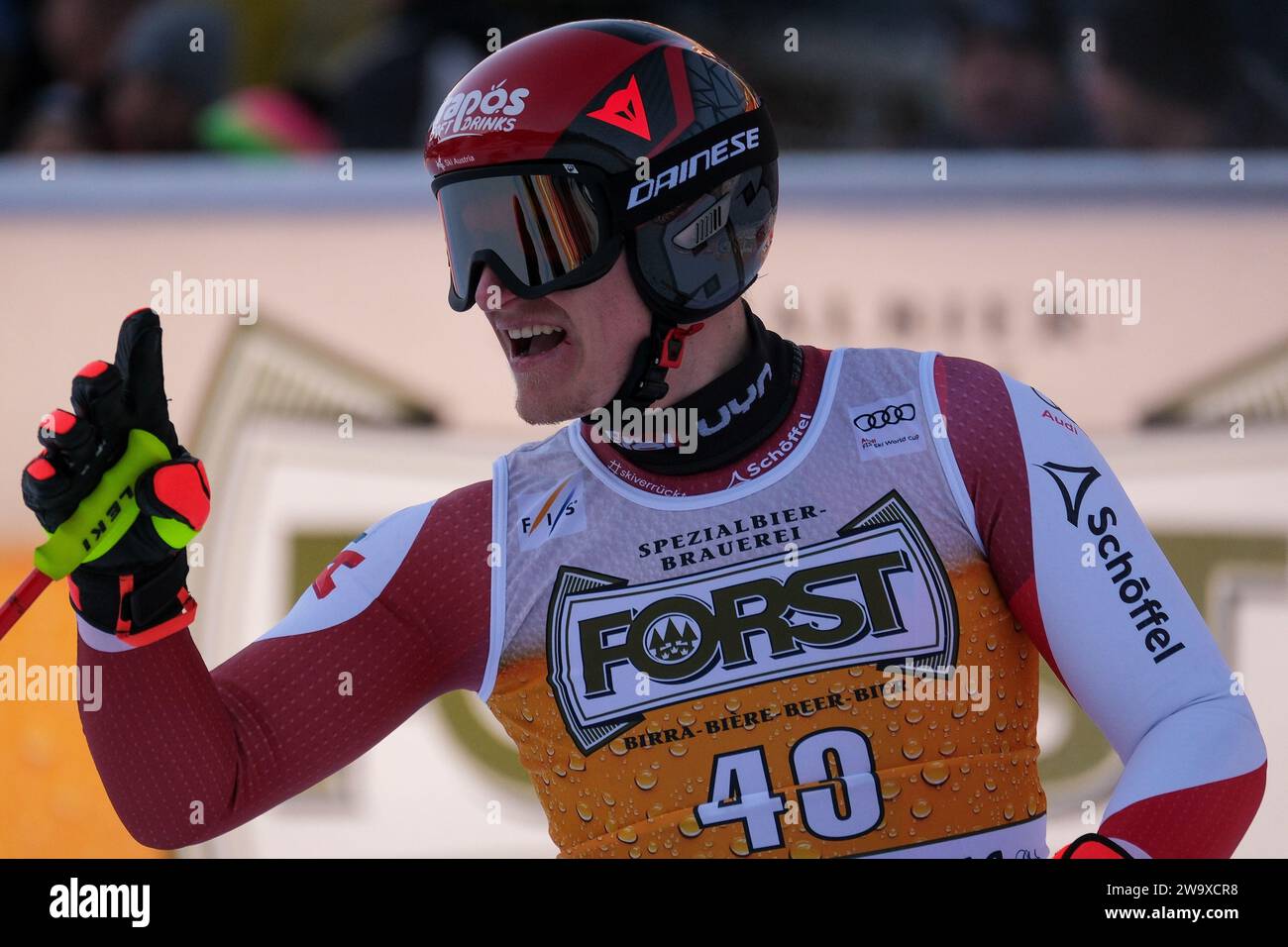 Stefan Babinsky (AUT) gareggia durante la Coppa del mondo di sci alpino Audi FIS, MenÕs gara di Downhill sulla Saslong Slope in Val Gardena il 16 dicembre 2023, Val Gardena Foto Stock