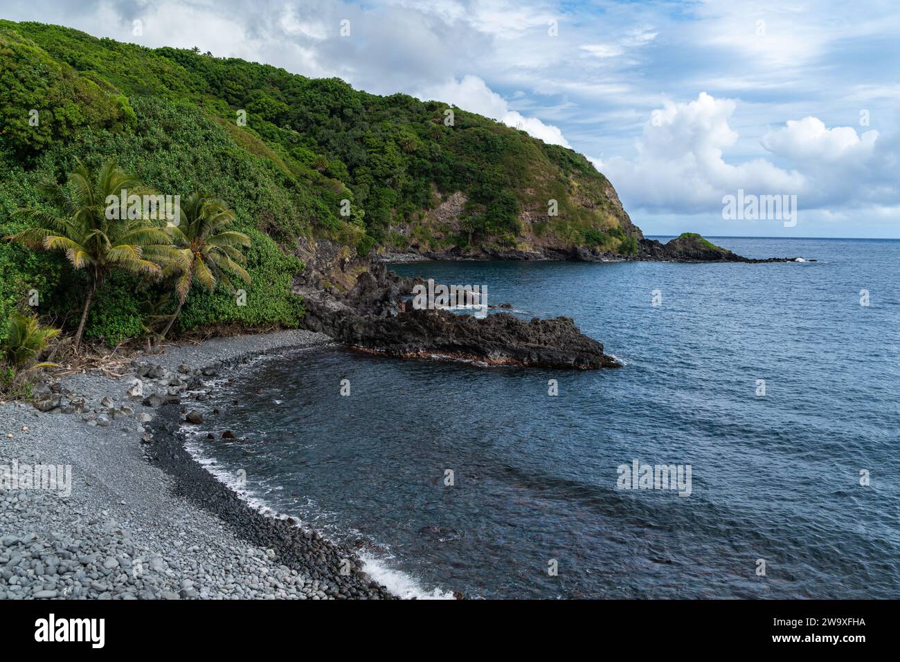 La strada aperta della Piilani Highway offre viste mozzafiato sulle dolci colline lungo la costa meridionale di Maui. Foto Stock