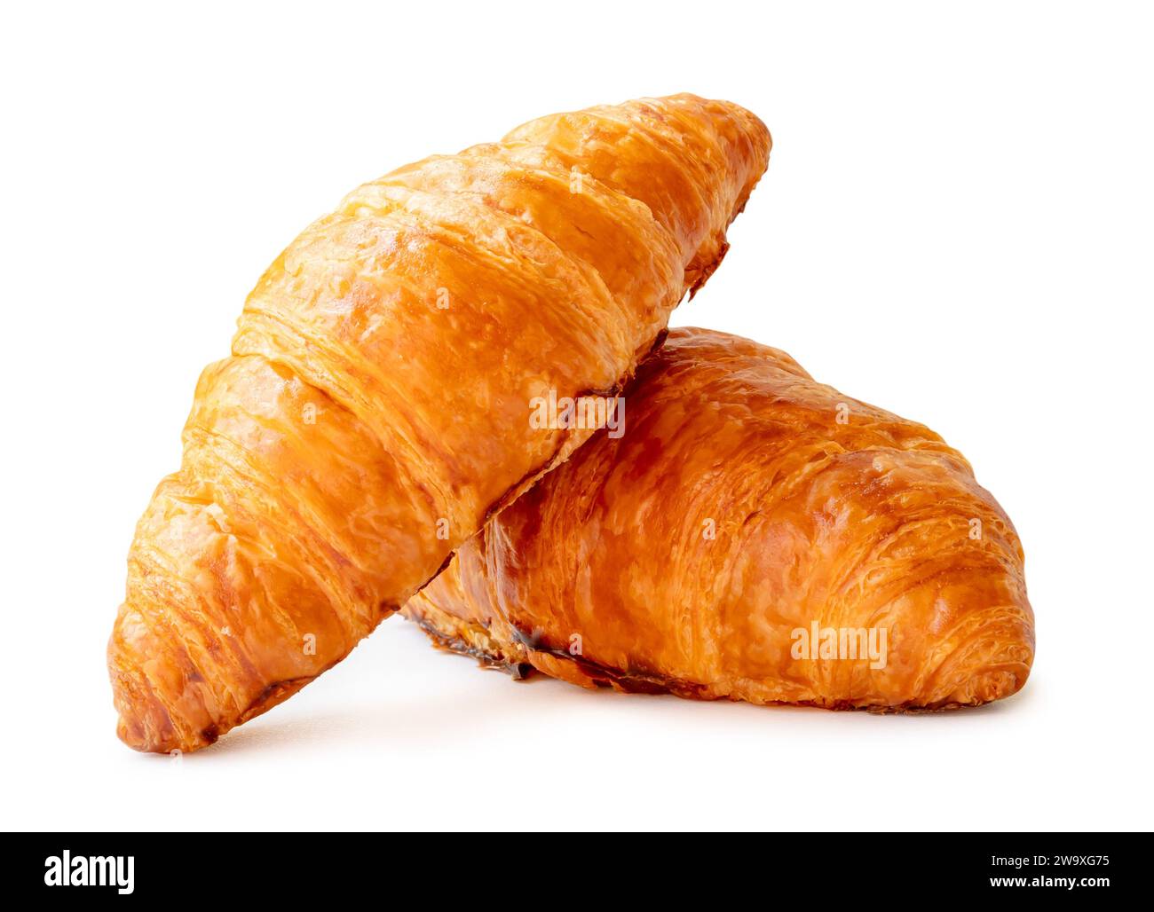 La vista frontale dei deliziosi croissant a forma di pila o croce è isolata su sfondo bianco con un percorso di ritaglio. Foto Stock