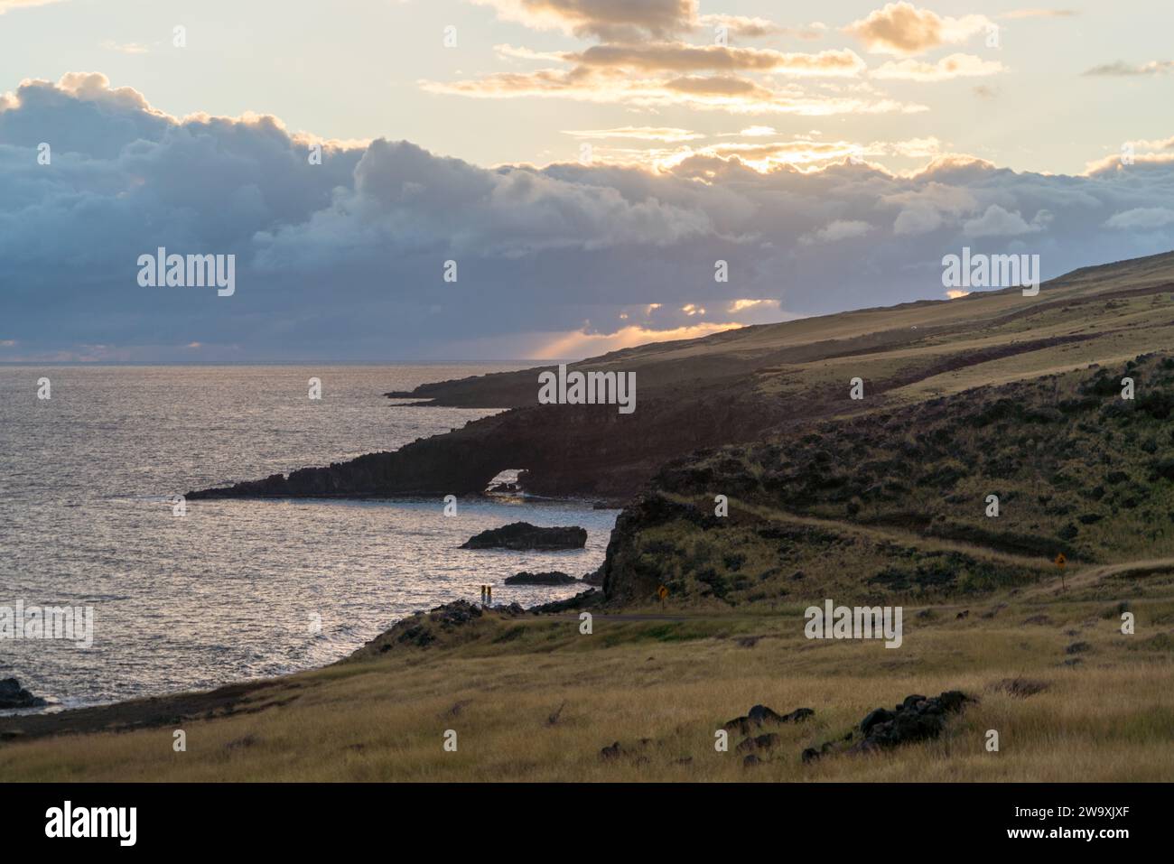 Tranquillo tramonto sulla costa meridionale di Maui lungo la tranquilla autostrada Piilani. Foto Stock