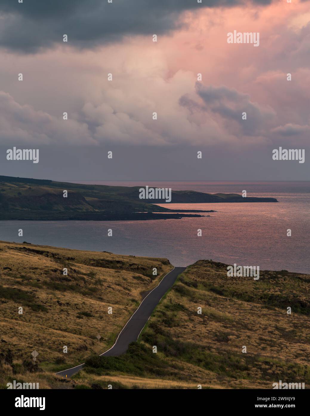 Crepuscolo sulla costa di Maui, con un cielo lungoso sopra l'autostrada Piilani. Foto Stock