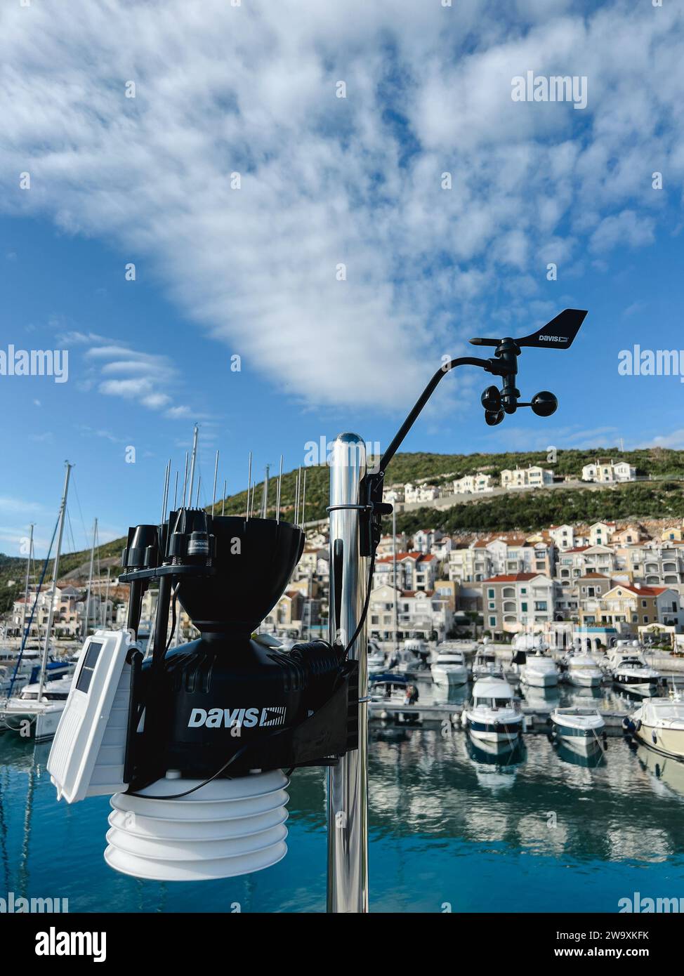 Lustica, Montenegro - 1 novembre 2023: Piccola stazione meteorologica con anemometro e paletta meteorologica al molo Foto Stock