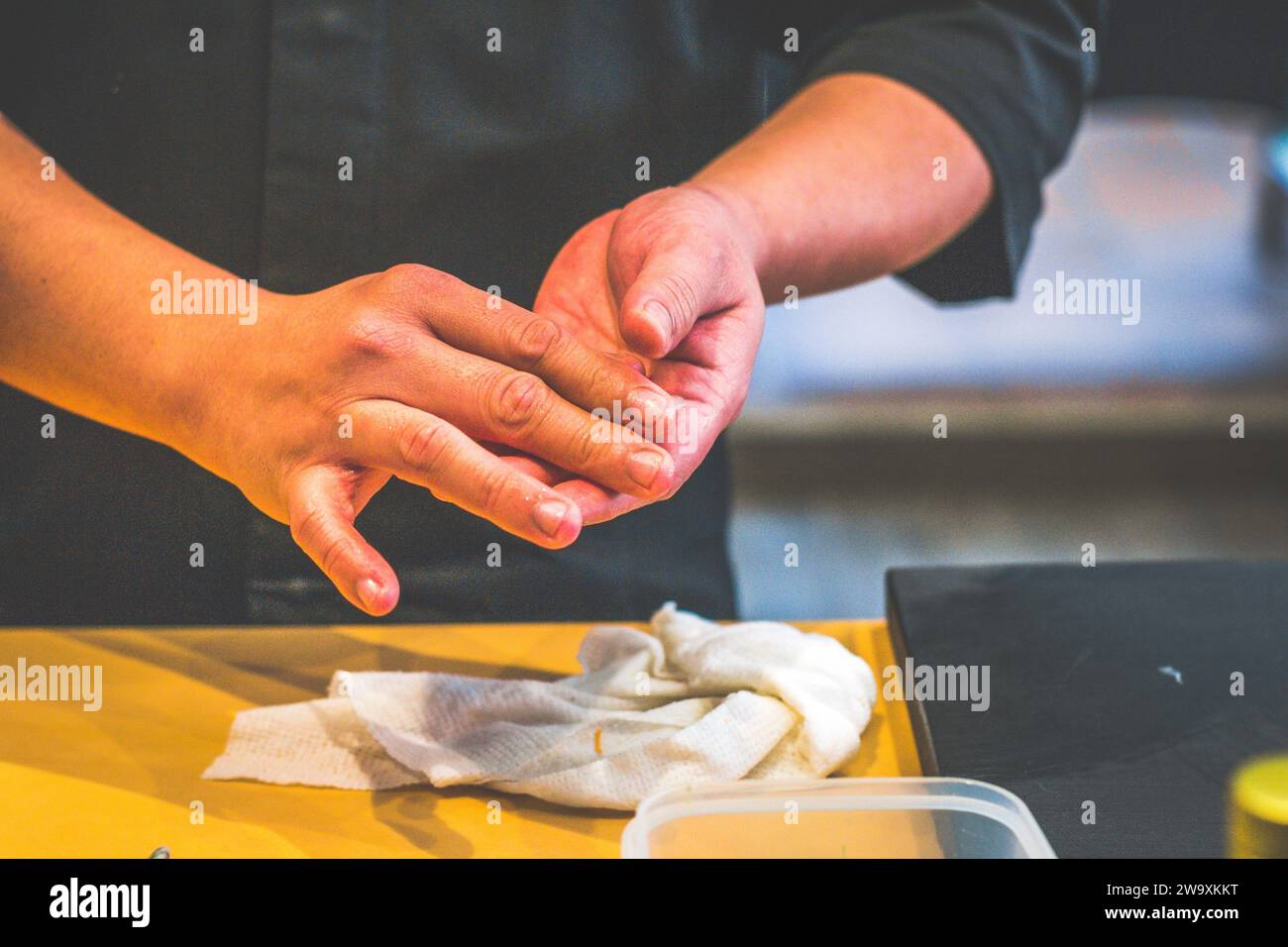 le mani dello chef preparano sushi di riso giapponese in un ristorante giapponese Foto Stock