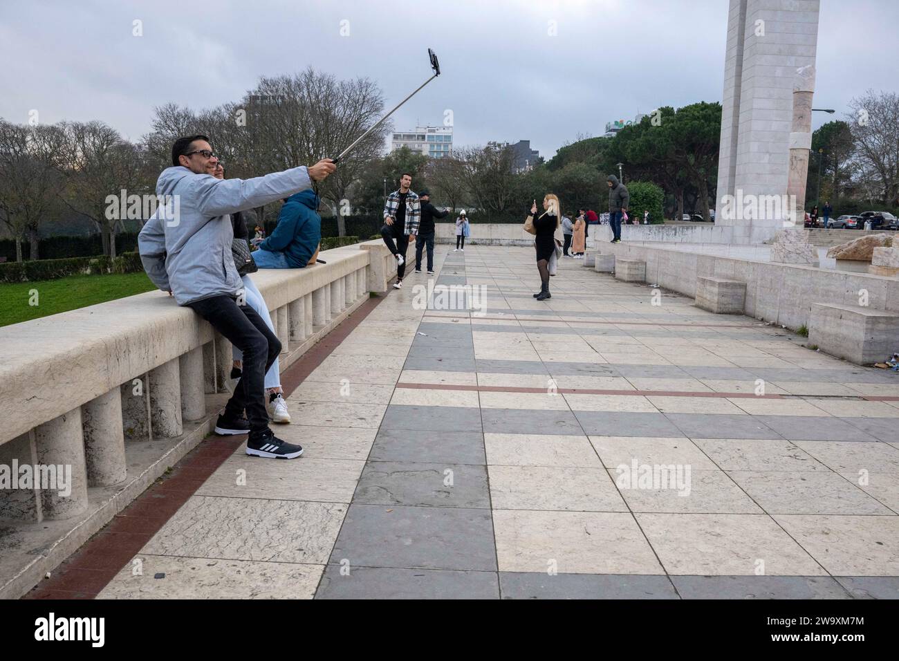 Lisbona, Portogallo. 30 dicembre 2023. Una coppia fa selfie in uno dei punti panoramici situati sui terreni del parco Edoardo VII a Lisbona. (Foto di Jorge Castellanos/SOPA Images/Sipa USA) credito: SIPA USA/Alamy Live News Foto Stock