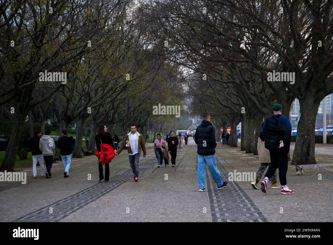 Lisbona, Portogallo. 30 dicembre 2023. Un gruppo di persone passeggia per i giardini del parco Edoardo VII a Lisbona. Credito: SOPA Images Limited/Alamy Live News Foto Stock