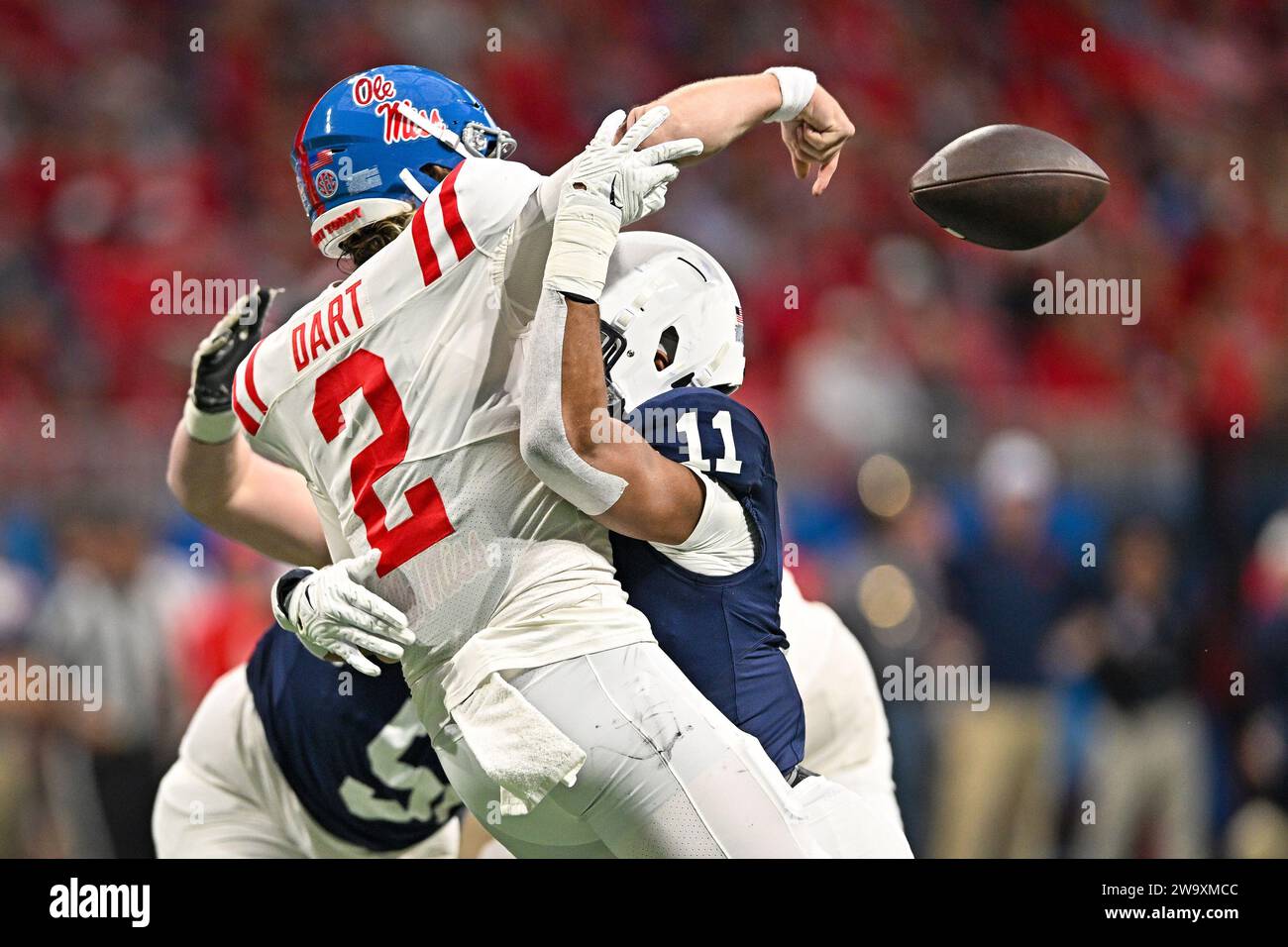 Atlanta, Stati Uniti. 30 dicembre 2023. Il quarterback Mississippi Jaxson Dart (2) perde il controllo del football sotto la pressione del linebacker dei Penn State Abdul Carter (11) durante la prima metà del Peach Bowl sabato 30 dicembre 2023, ad Atlanta, GA. Foto di David Tulis/UPI credito: UPI/Alamy Live News Foto Stock